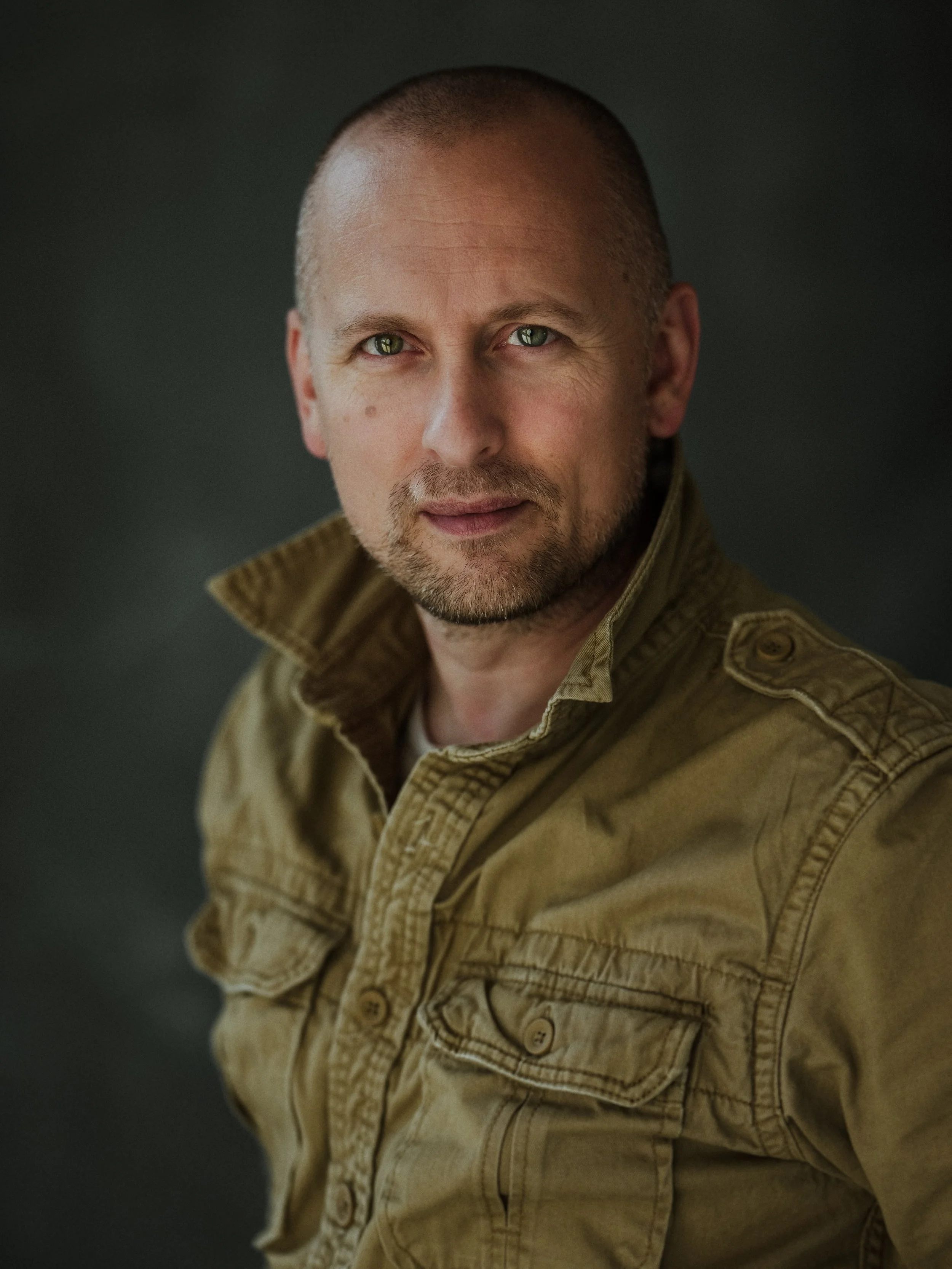 Autentick&yacute; portr&eacute;t v prirodzenom svetle. #portraitphotography #naturalight, #portraitmood, #photography, #authenticportrait
📷 @tiborgaborfotosveet | backdrop @labancovalucia