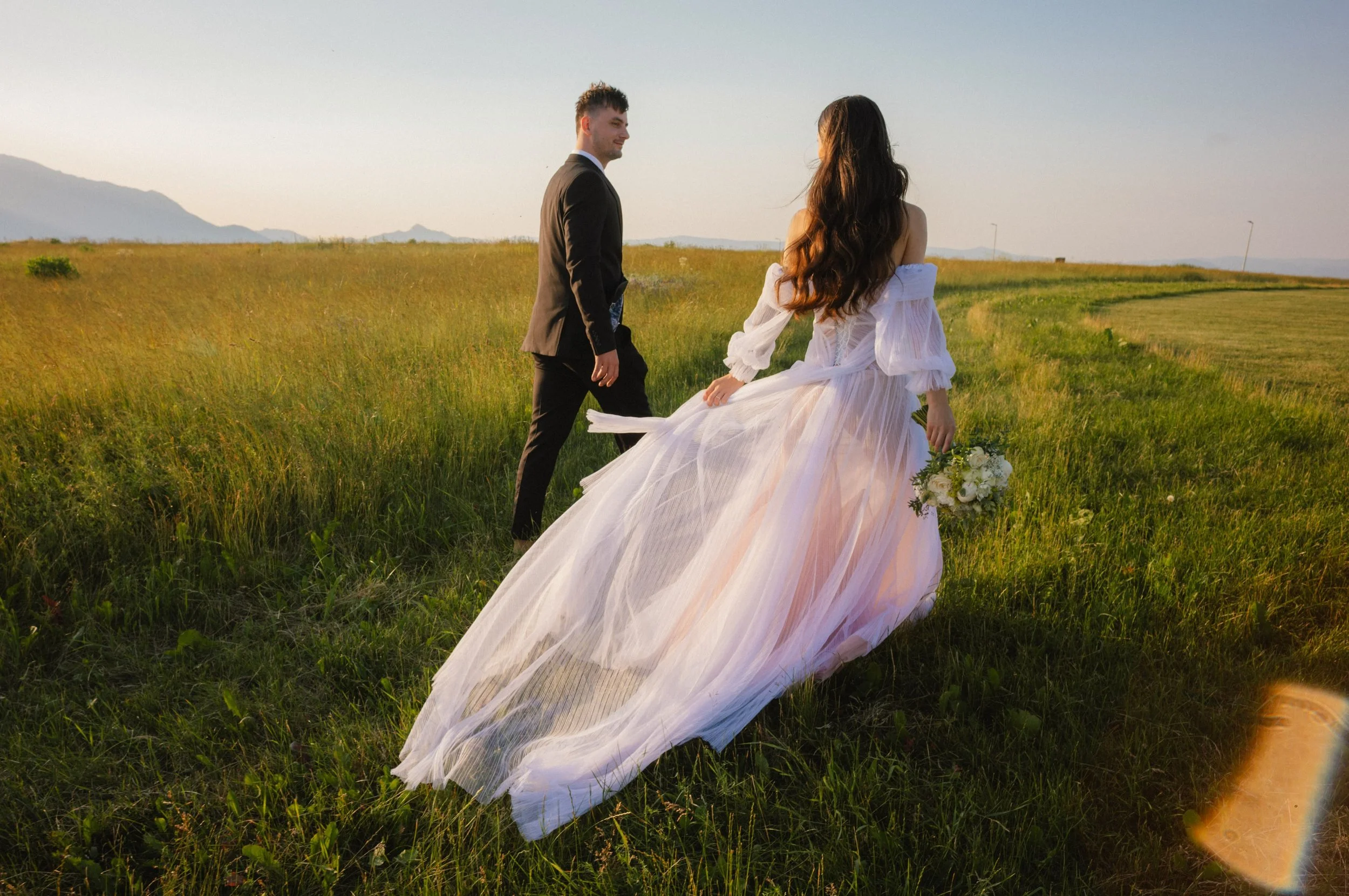 Zlat&aacute; hodinka, Tatry a ona. 🤍 Niektor&eacute; svadobn&eacute; fotografie nepotrebuj&uacute; veľa slov. Stač&iacute; svetlo, em&oacute;cia a okamih, ktor&yacute; sa už nezopakuje.

💍 Pl&aacute;nujete svadbu v roku 2027? Term&iacute;ny sa post