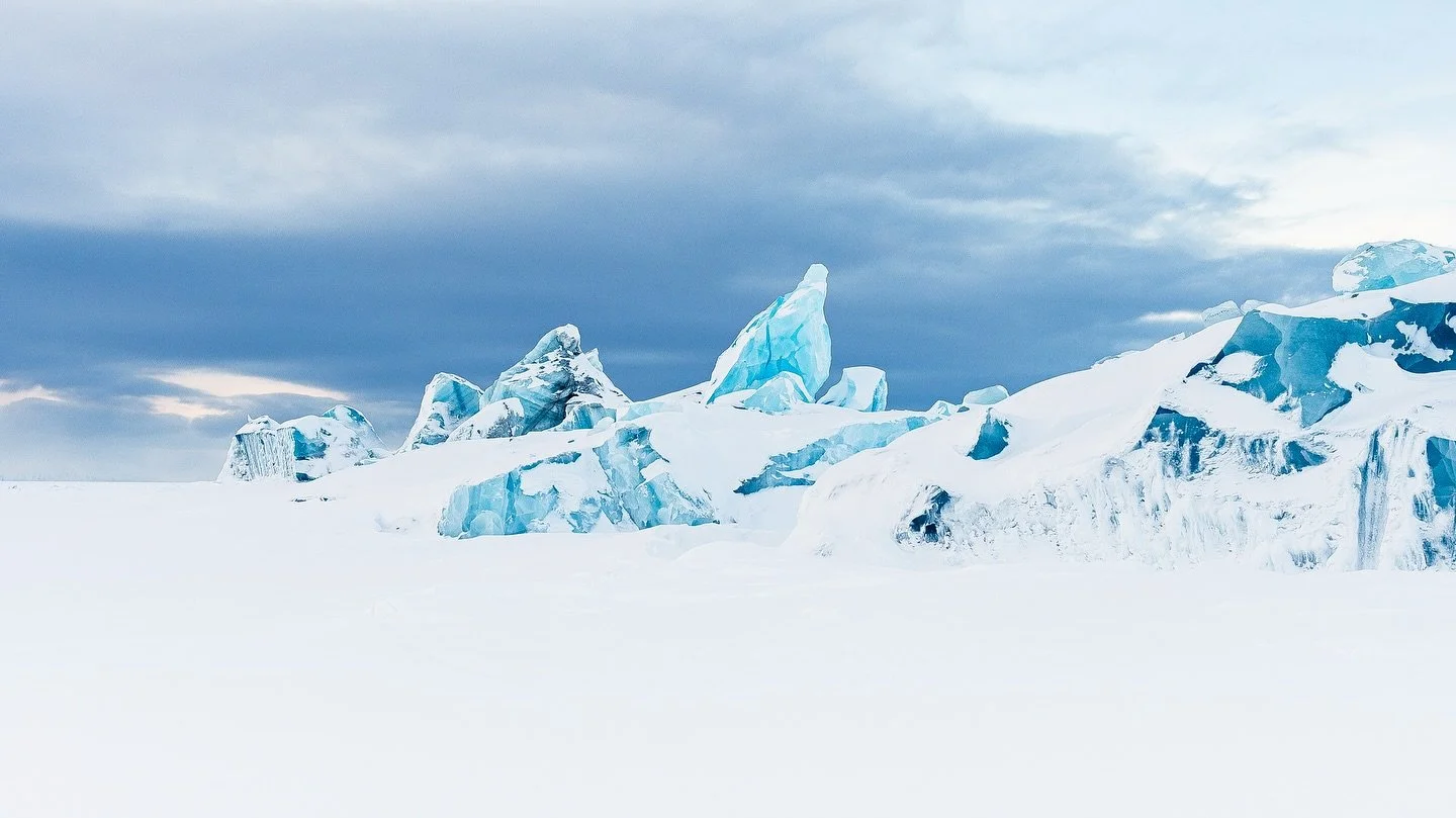 Arctic scenery, ice blocks from negribreen trapped into the frozen sea of the Svalbard east coast. #icebergs#seaice#frozenworld❄️