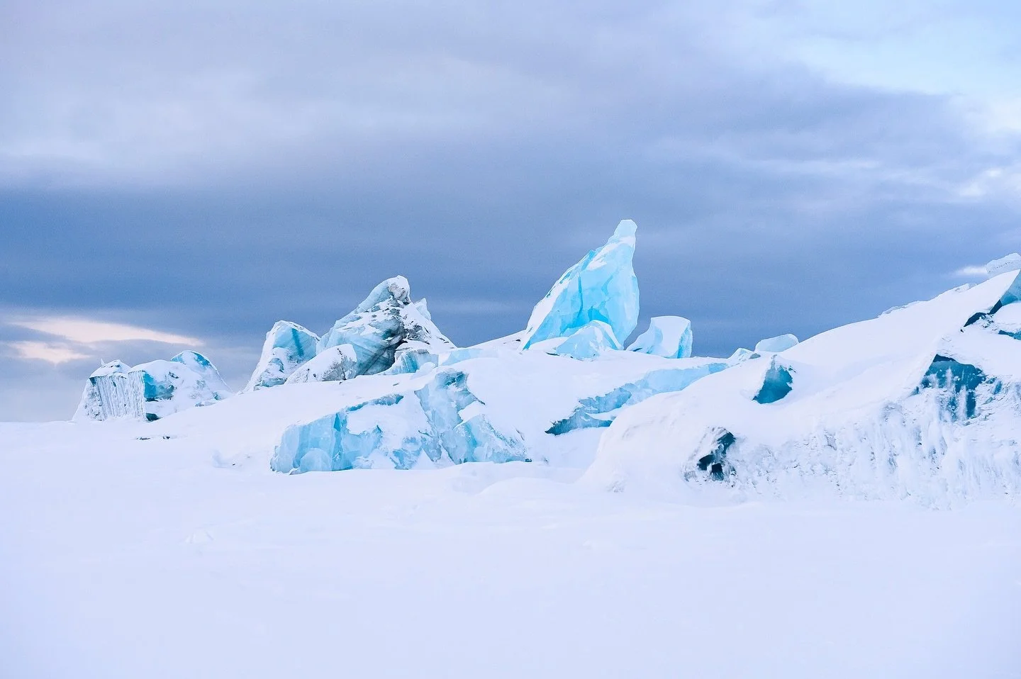 -English bellow-
Les cath&eacute;drales de glace, s&rsquo;&eacute;l&egrave;vent sur l&rsquo;&eacute;tendue blanche du d&eacute;sert arctique.
Symbole d&rsquo;un monde en fragile &eacute;quilibre, elles refl&egrave;tent le bleu de la mer fig&eacute;e 