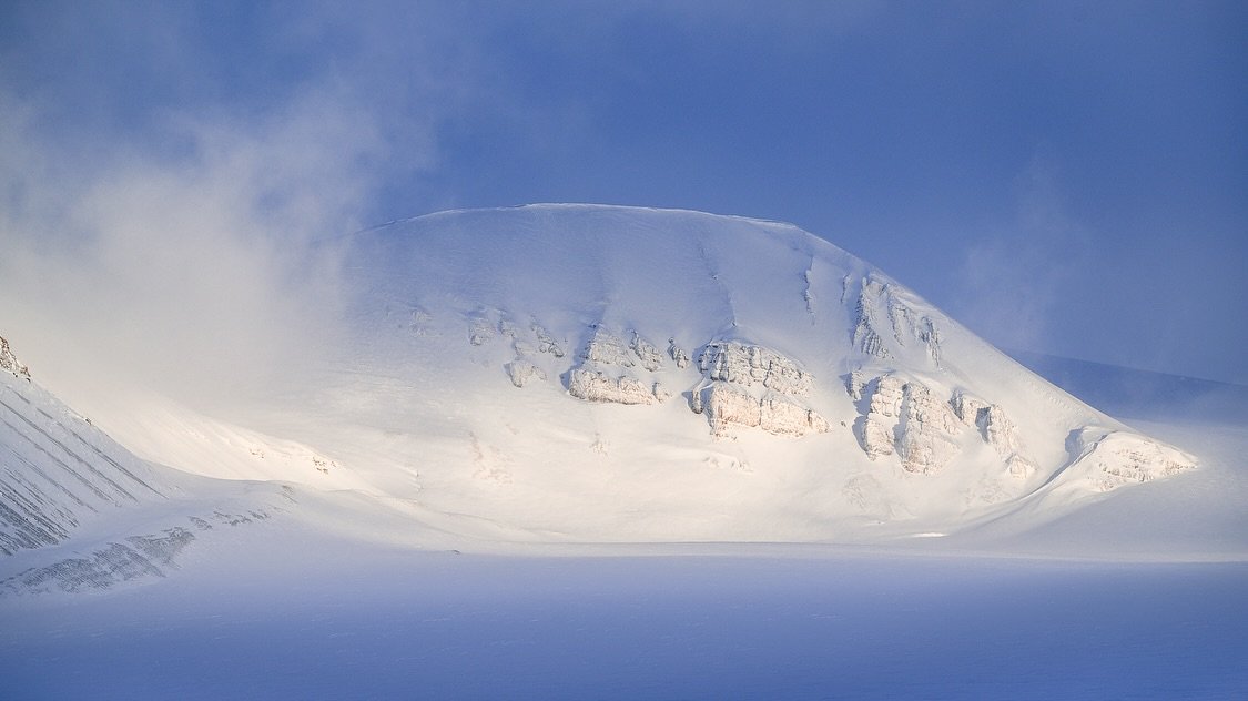 Traveling on the glaciers of Svalbard is like stopping time.
When the sky and the snow blend together, you enter the world of ice. These endless white expanses often offer unique atmospheres, with light effects changing with every kilometer traveled.
