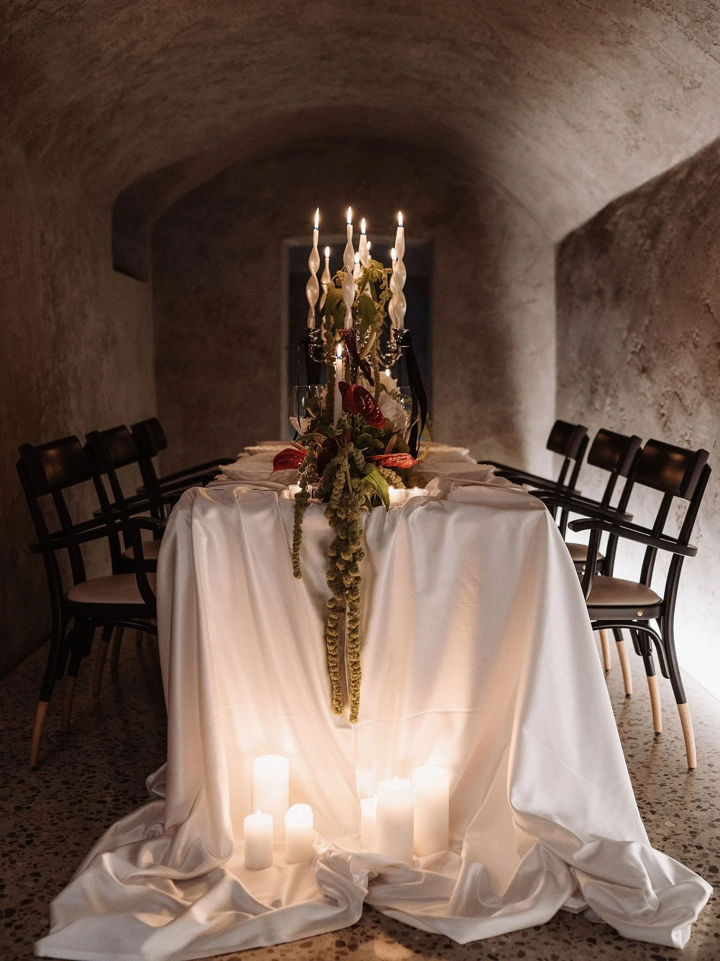 A bit of a vampire mood from this cave set up 🕯️✨

.

Feat on @the_lane 

.

Design + planning @esedratelier 
Venue @ristorante_la_ghiacciaia 
Photography @silvia.gasparetti.photography 
Videography @simonefornasini.filmmaker
Floral design @margheri