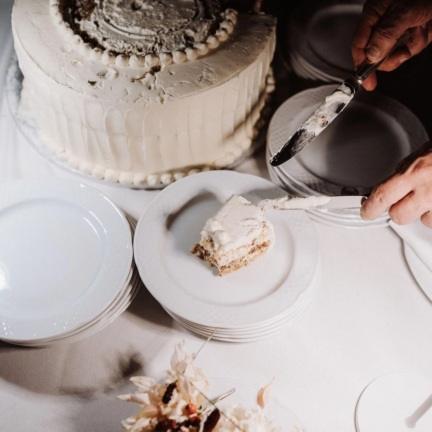 A cake cutting touching the sky ✨

.

Discover the story on our blog 
📌  link in bio @esedratelier 

.

Design + planning @esedratelier 
Wp assistant @luanabuttignol 
Photography @silvia.gasparetti.photography 
Videography @ghirardellofilms 
Floral 