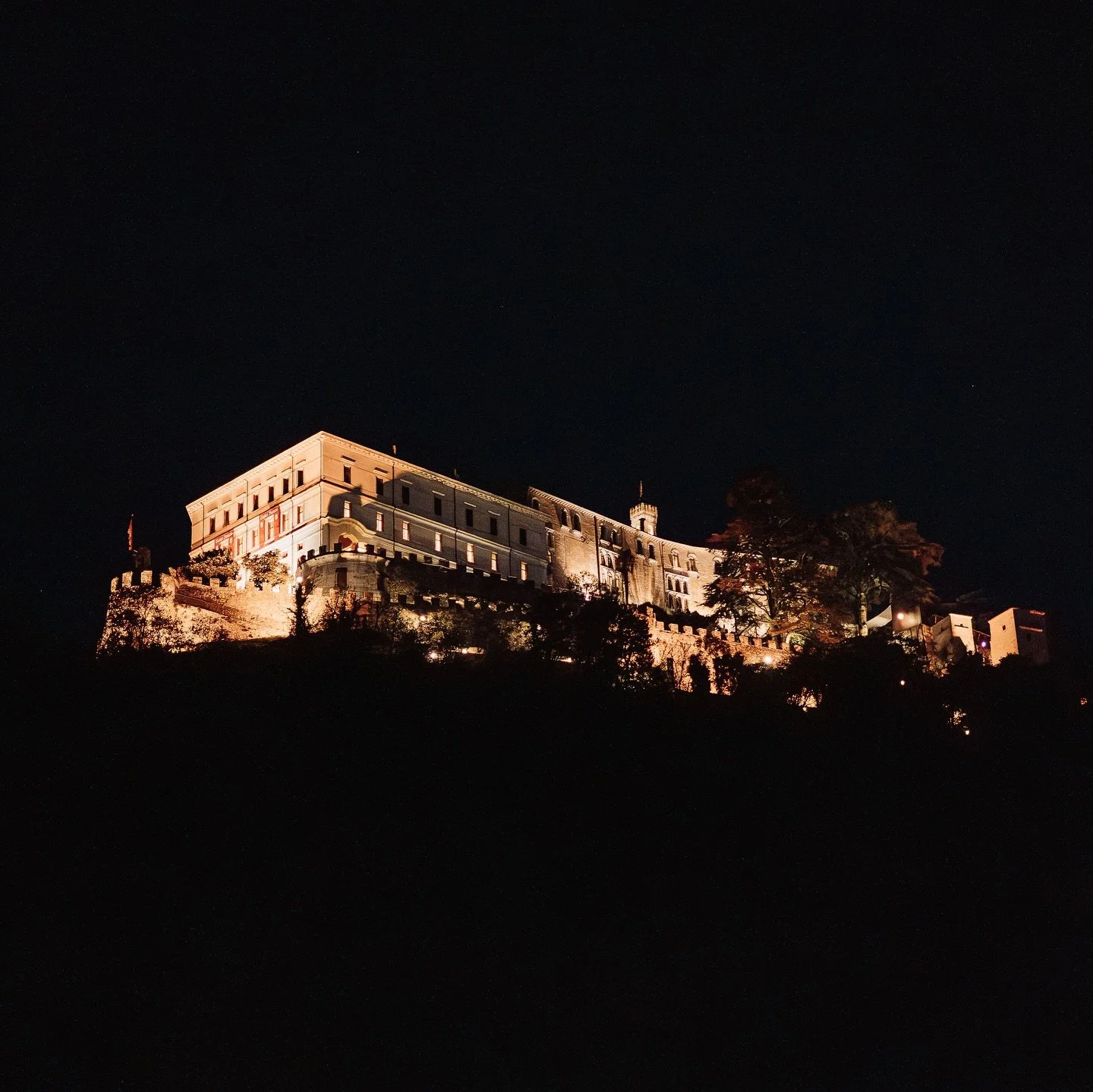 Romantic and refined dinner at the castle✨

.

Design + planning @esedratelier 
Wp assistant @luanabuttignol 
Photography @silvia.gasparetti.photography 
Videography @ghirardellofilms 
Floral design @margheritaneifiori 
Stationery @revolutionaryotter