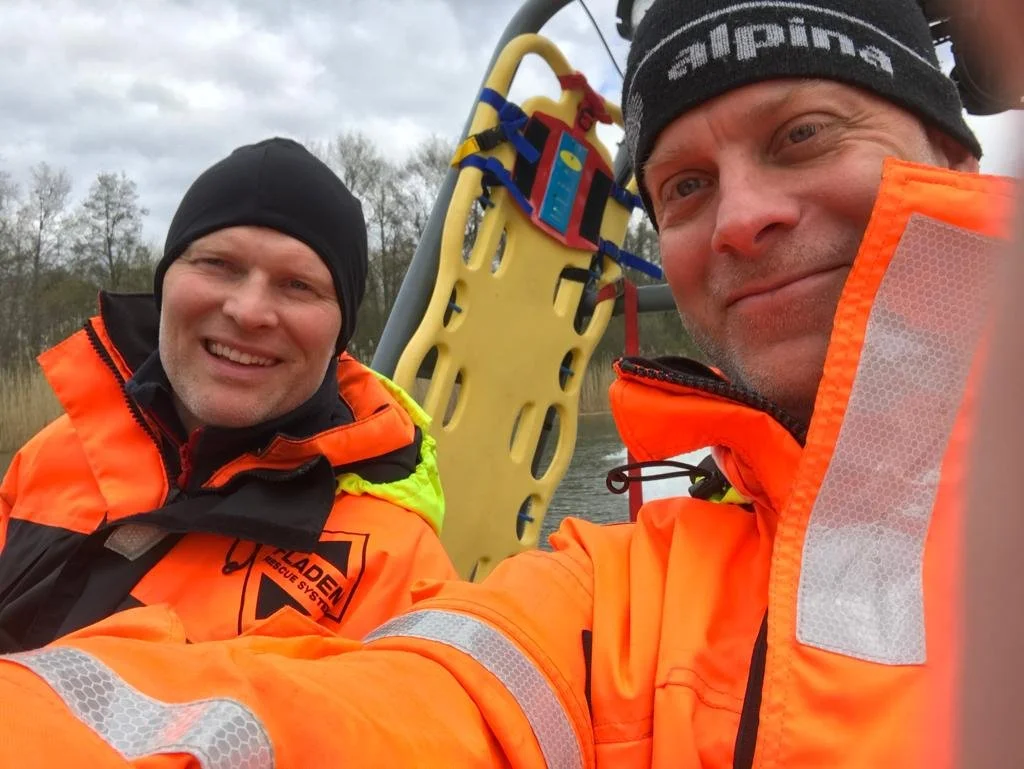 Grundarna Daniel Gabrielsson och Fredrik Wigell på övning med räddningstjänsten.