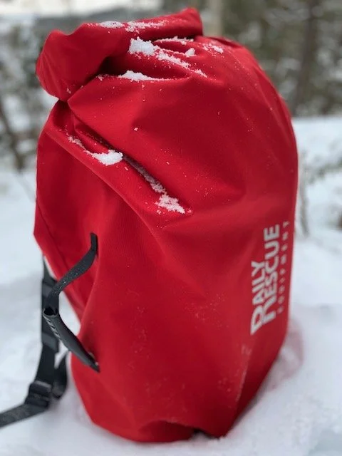 Räddningssäcken Daily Rescue Hypothermic Cover ihoppackad som ryggsäck.