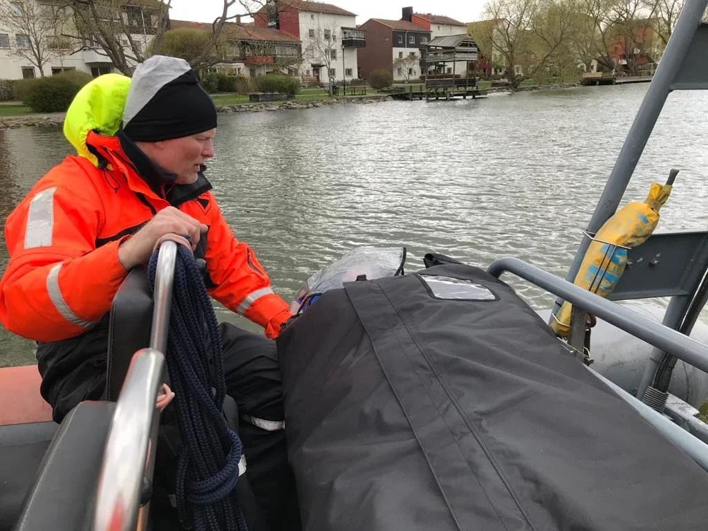 Räddningssäcken på båt under övning.
