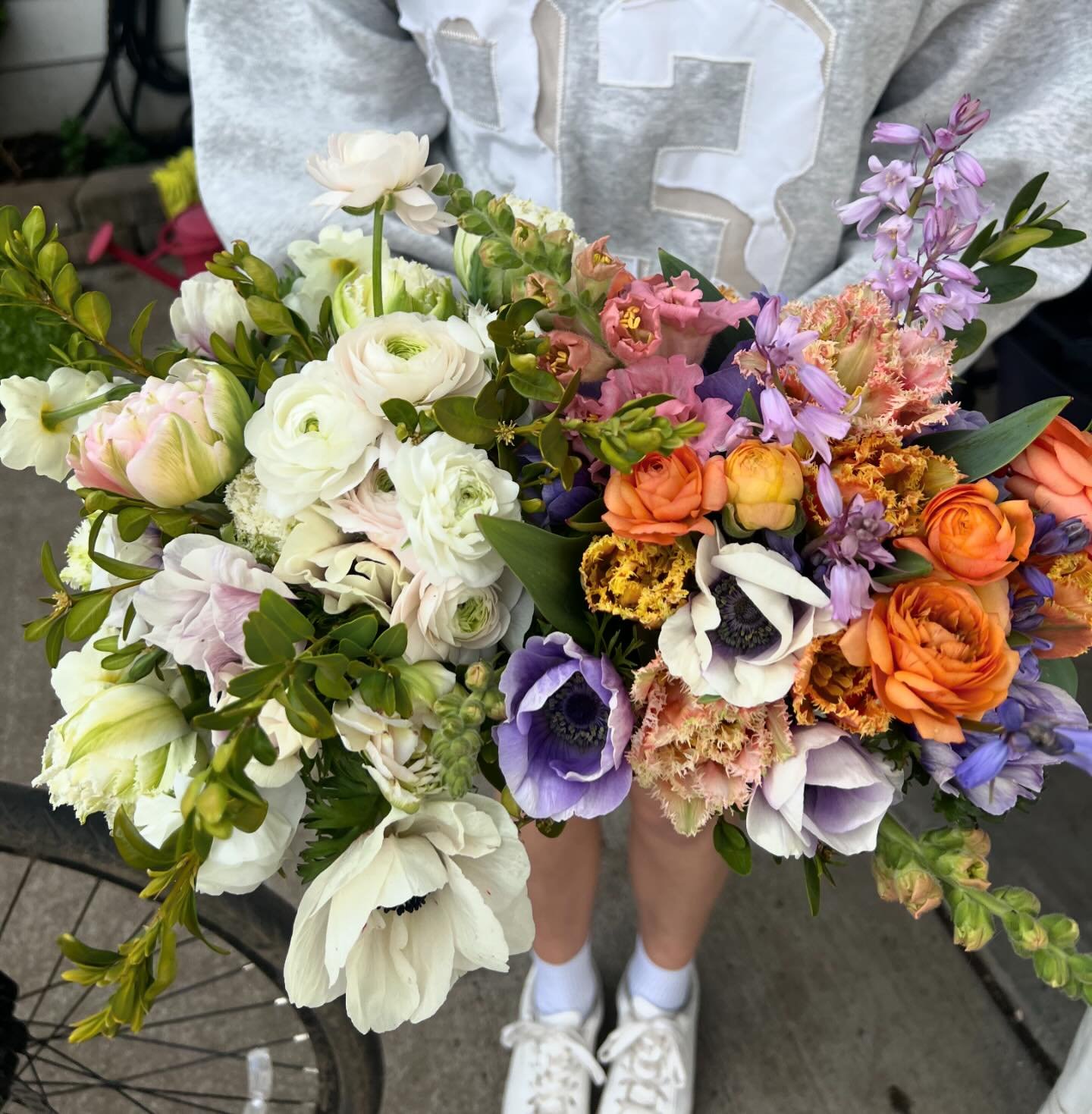 Spring is in the air! Love all the colors coming in! 
Which one is your favorite the whites or the brights?

#salmonranunculus #picoteeranunculus #springbulbs #springflowers #mothersdayflowers #mothersdaygift #picoteepink #growflowers #weddingflorals