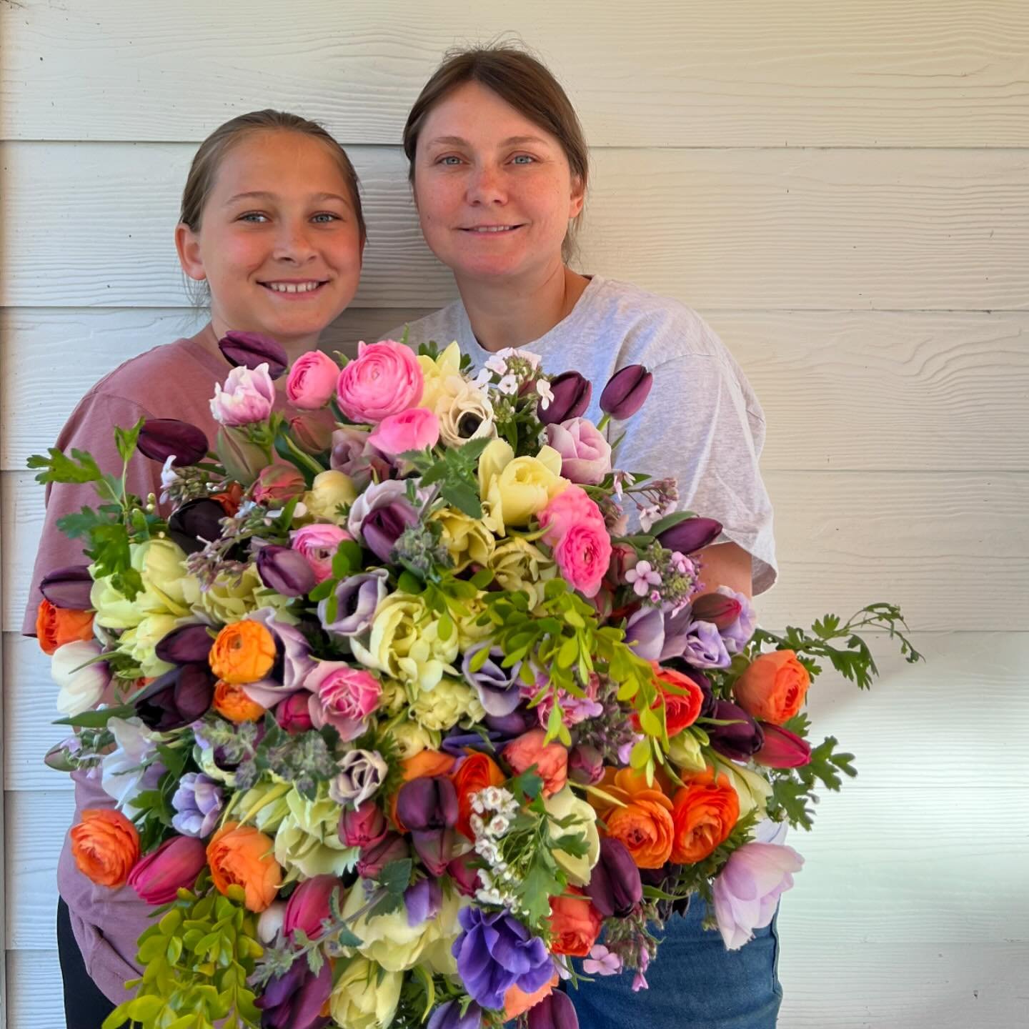 The flower shed is open! Come visit us to grab a Mother&rsquo;s Day bouquet! 

#mother&rsquo;sdayflowers #springbouquet #farmflowers  #mothersday #mothersdayflowers #mothersdaygift #mothersday2022 #pnwtulips #tulipseason #tulips #tulipfarm #weddingfl