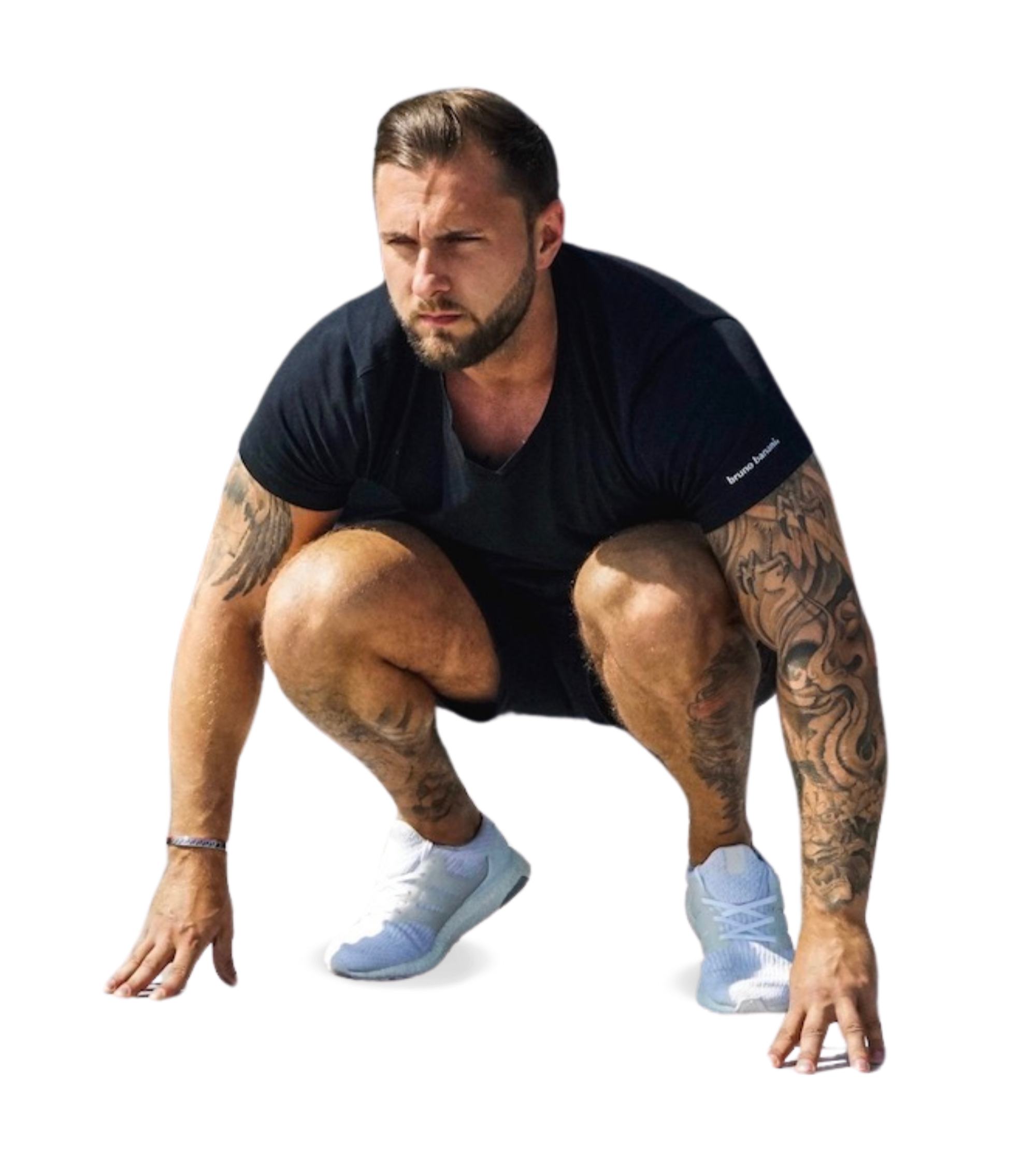 Ein man im schwarzen T-Shirt mit Tattoos auf den Armen, der in eine liegende Position neben einem menschlichen Körper auf dem Boden geht.