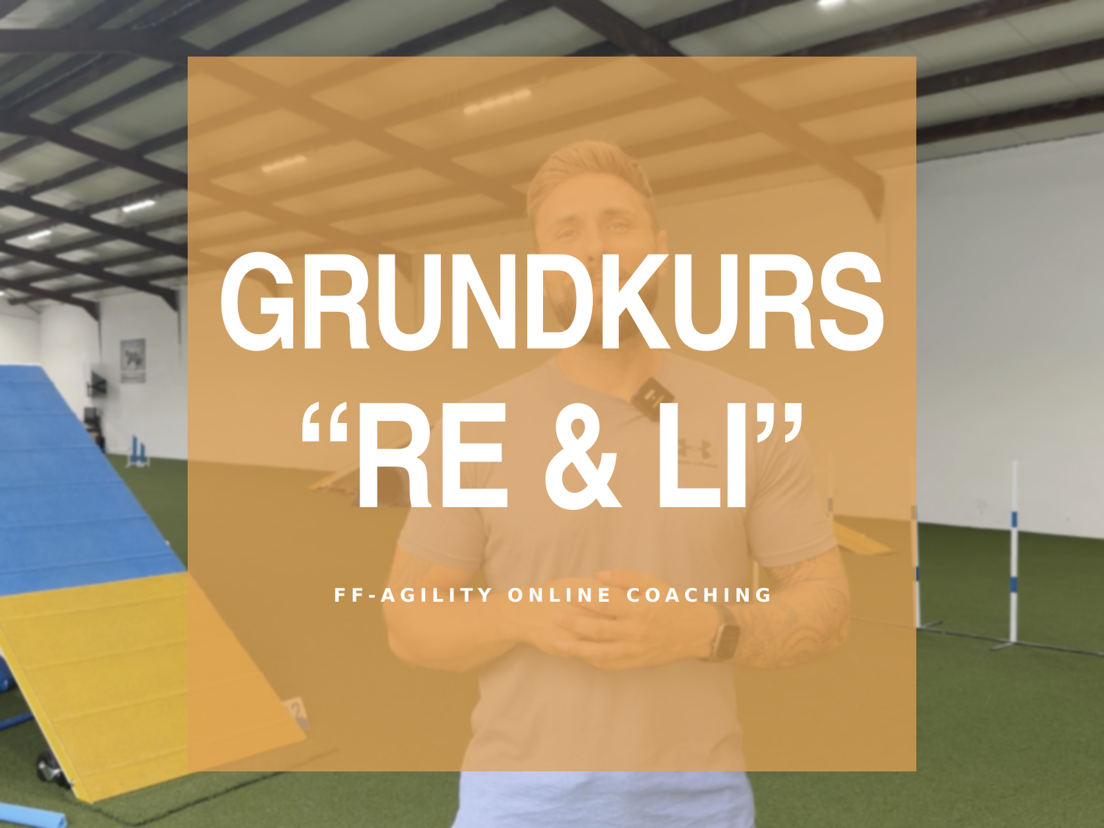 Ein Mann steht in einer Turnhalle und trägt ein graues T-Shirt. Auf dem Bild ist eine orangefarbene, halbtransparente Textbox mit der Aufschrift 'GRUNDKURS 'RE & LI'' und darunter 'FF-AGILITY ONLINE COACHING' zu sehen.