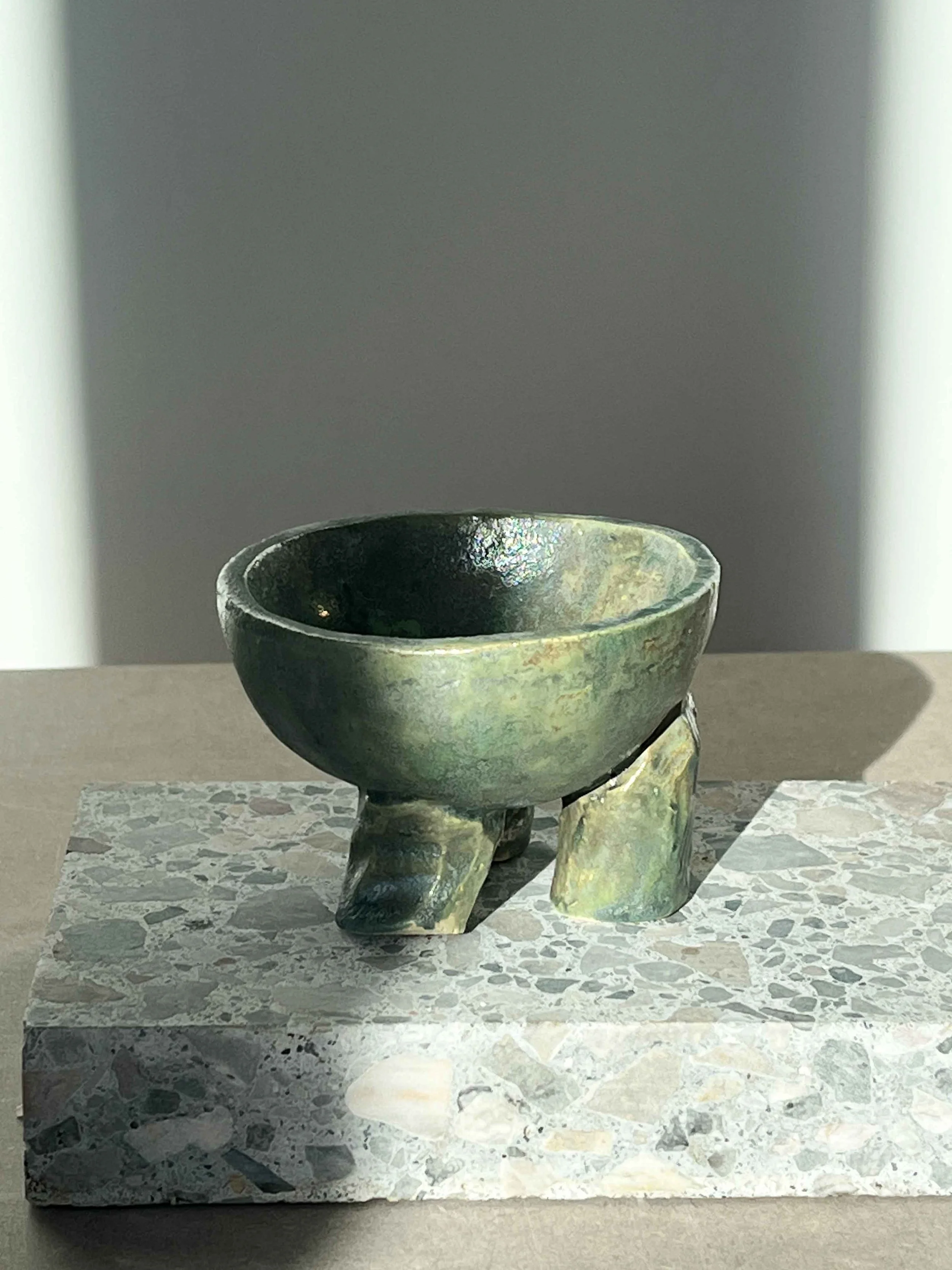 Kleiner Dreibeiner,  grünmetall matt