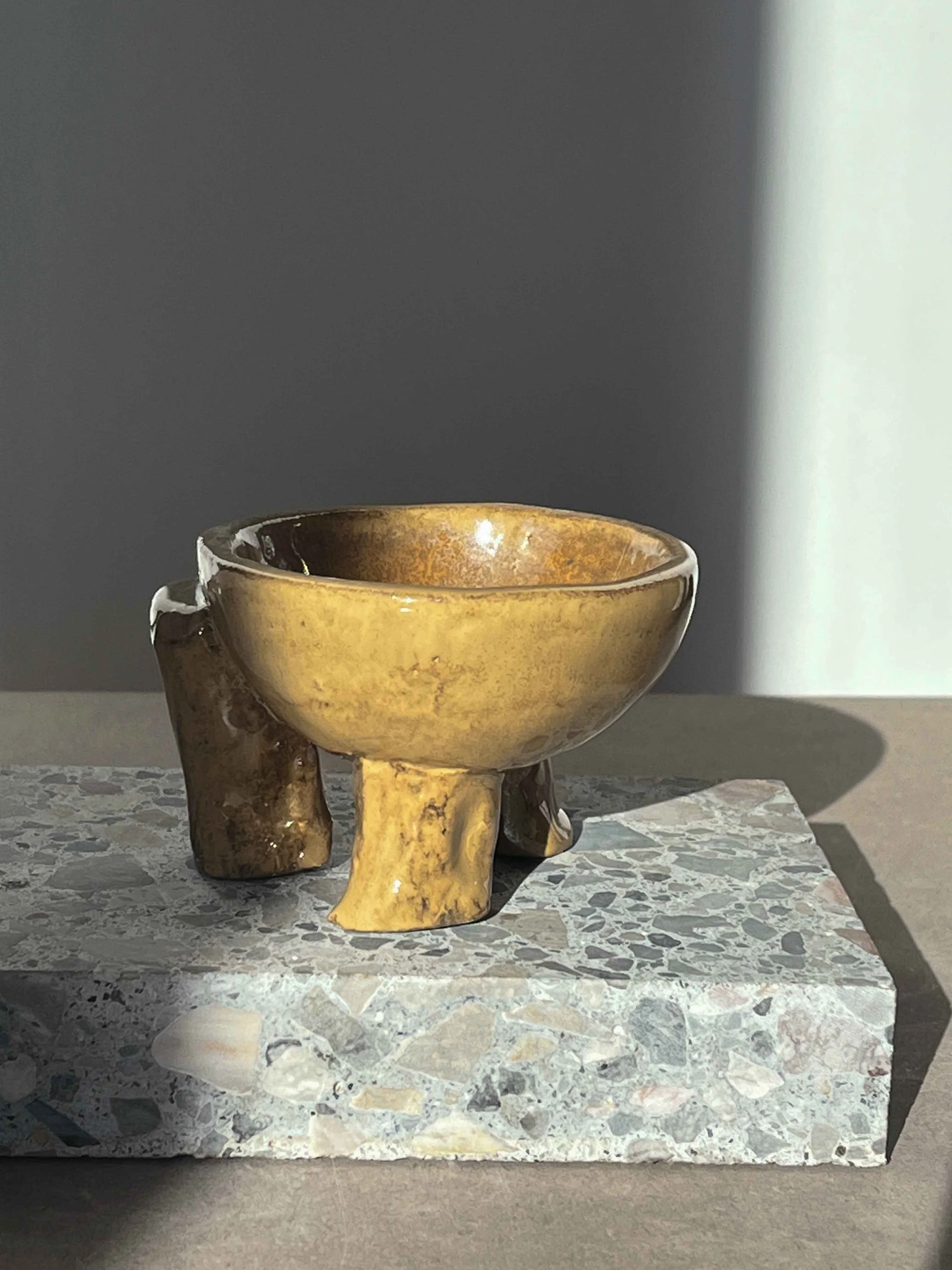 Kleiner Dreibeiner in Goldlüster