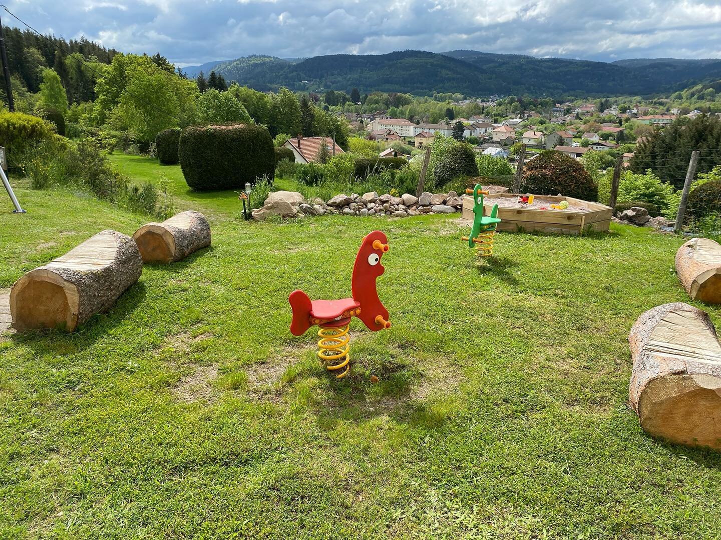 Seizoen 2023, een aantal nieuwe dingen op de camping. Zoals&hellip;. Een zandbak! Een trampoline! Nieuwe bankjes! En&hellip;. Binnenkort meer.🏕️🇫🇷☀️

#seizoen2023 #kampeerseizoen #geopend #duchateau #nieuwseizoen #vooriedereen #kamperen #kamperenv