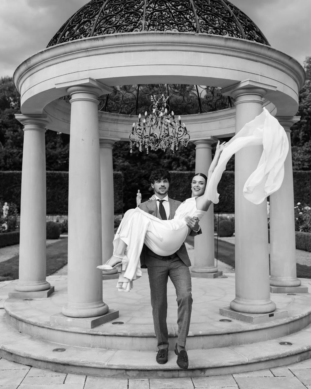 Kilka kreatywnych kadr&oacute;w z sesji stylizowanej w oranżerii Pałacu Mała Wieś, kt&oacute;rą zorganizowały dwie super dziewczyny Ola z @olapajak_weddings oraz Ola z @mybigday_pl Stylizowane sesje to dla mnie świetna przestrzeń do rozwoju, eksperym