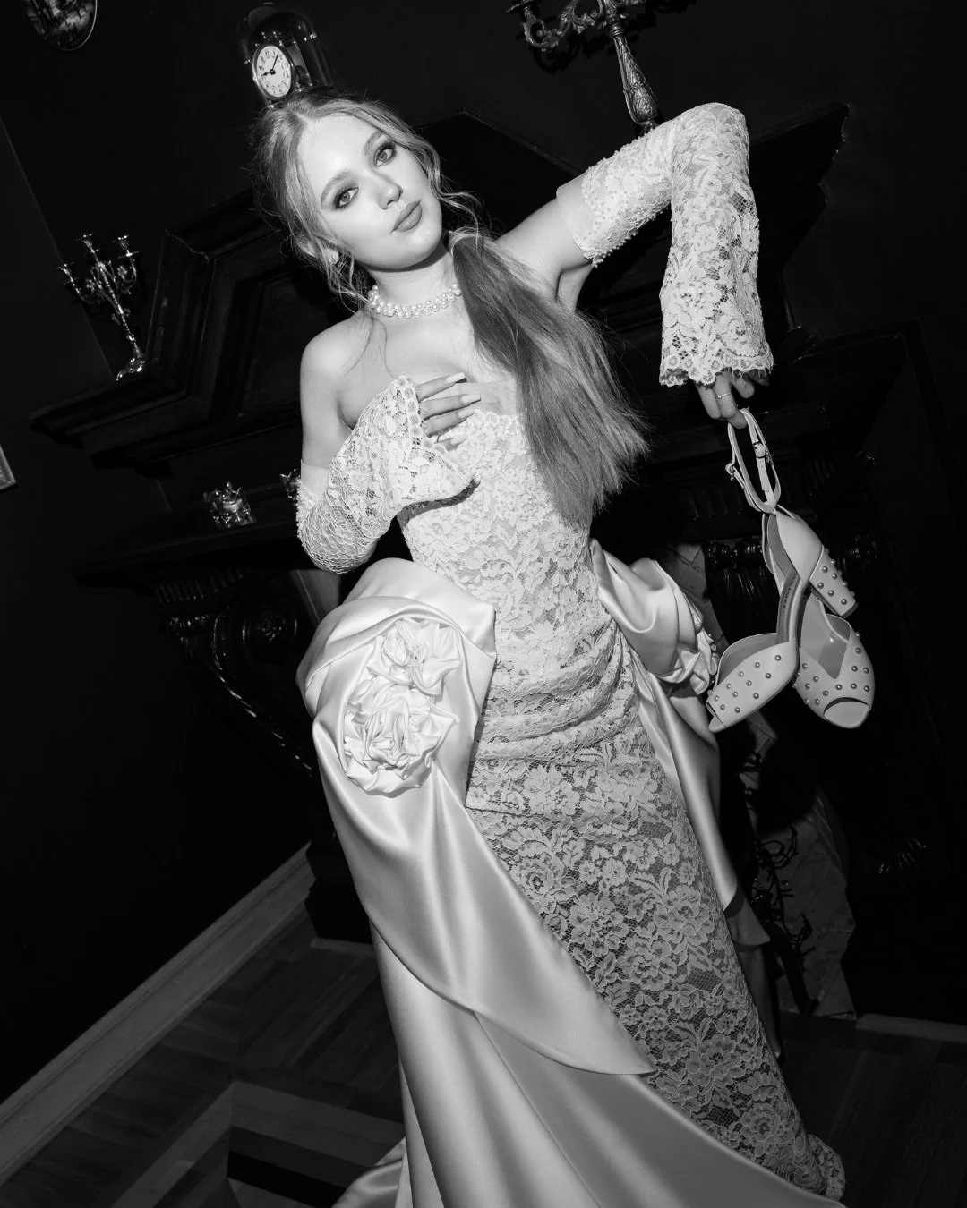 Przepiękne suknie ślubne Joanny Sok&oacute;ł w klimatycznych wnętrzach Pałacu Rozalin 🤍 Klasyka, forma i kobiecość w najlepszym wydaniu.

@joannasokolcom
@magdalenakimak_weddings
@malaczek_makeup_stylist
@palacrozalin
@m.tuusia 
@yes_i_shoe
@robimyd