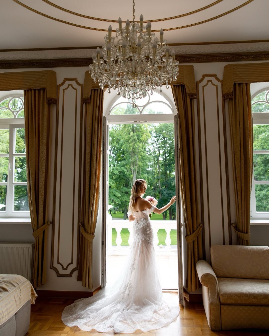 To nie sesja stylizowana - to prawdziwy ślub ❤️
Kameralna uroczystość Natalii i Kacpra w ogrodach Pałacu Chojnata. Przyjęcie pod gołym niebem, przygotowania we wnętrzach pałacowych i romantyczne dekoracje, kt&oacute;re idealnie dopełniły ten dzień.

