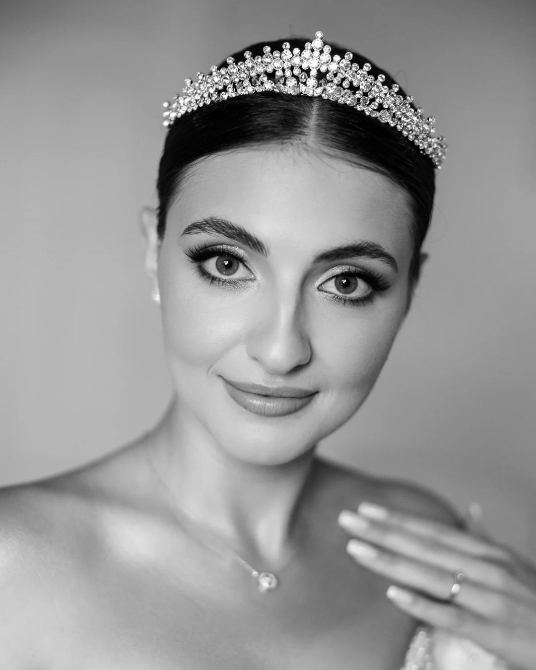 Tetiana &amp; Piotr ❤️
Klasyka, elegancja i miłość uchwycona w najpiękniejszej formie.
Pałacowa sesja w dniu ślubu dodała tej historii nuty bajkowego klimatu.

@domizwierzynska.weddings dzięki za pomoc w tym dniu ❤️

  #weddingphotography #zdjeciaslu