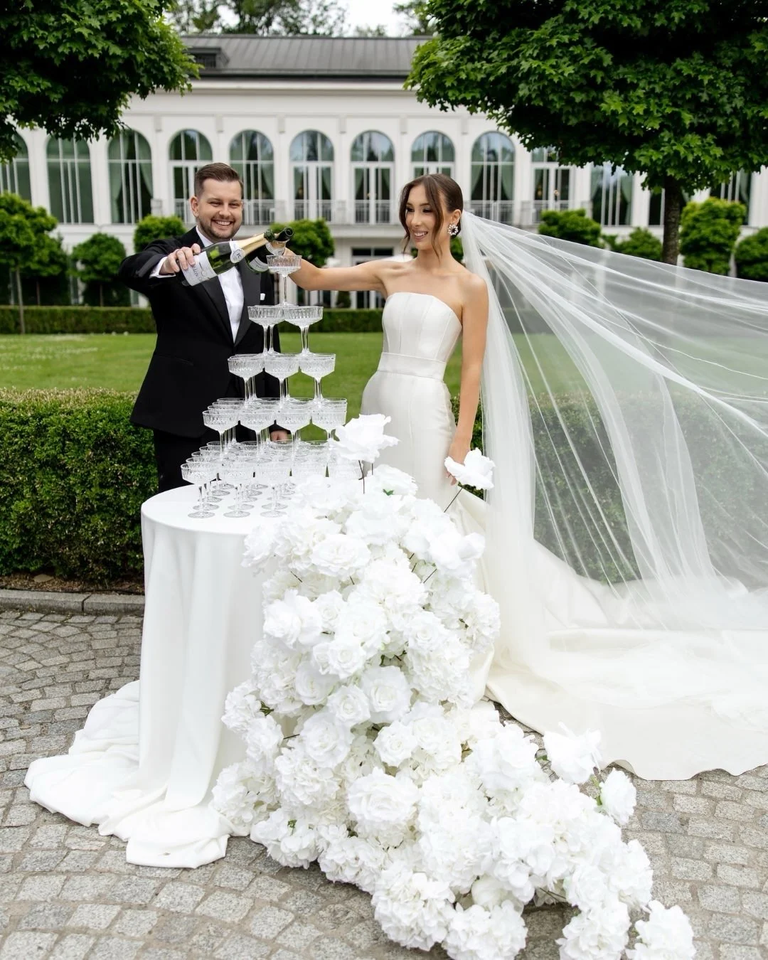 Dominika ❤️ Jakub

wedding planner: @tak.inaczej.wedding.planner
fotograf:  @magdalenakimak_weddings
gł&oacute;wny fotograf: @ritualsfoto
miejsce: @palacmalawies_wedding
dekoracje: @withlovepiekneprzyjecia
suknia: @robertczerwik
film: @alexzaries
DJ: