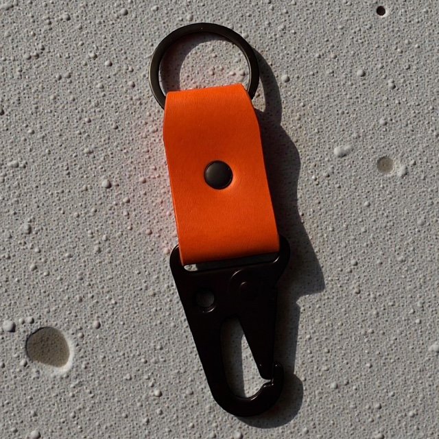 Full-grain leather key clip with sturdy metal clasp, perfect for attaching keys to bags or belts.