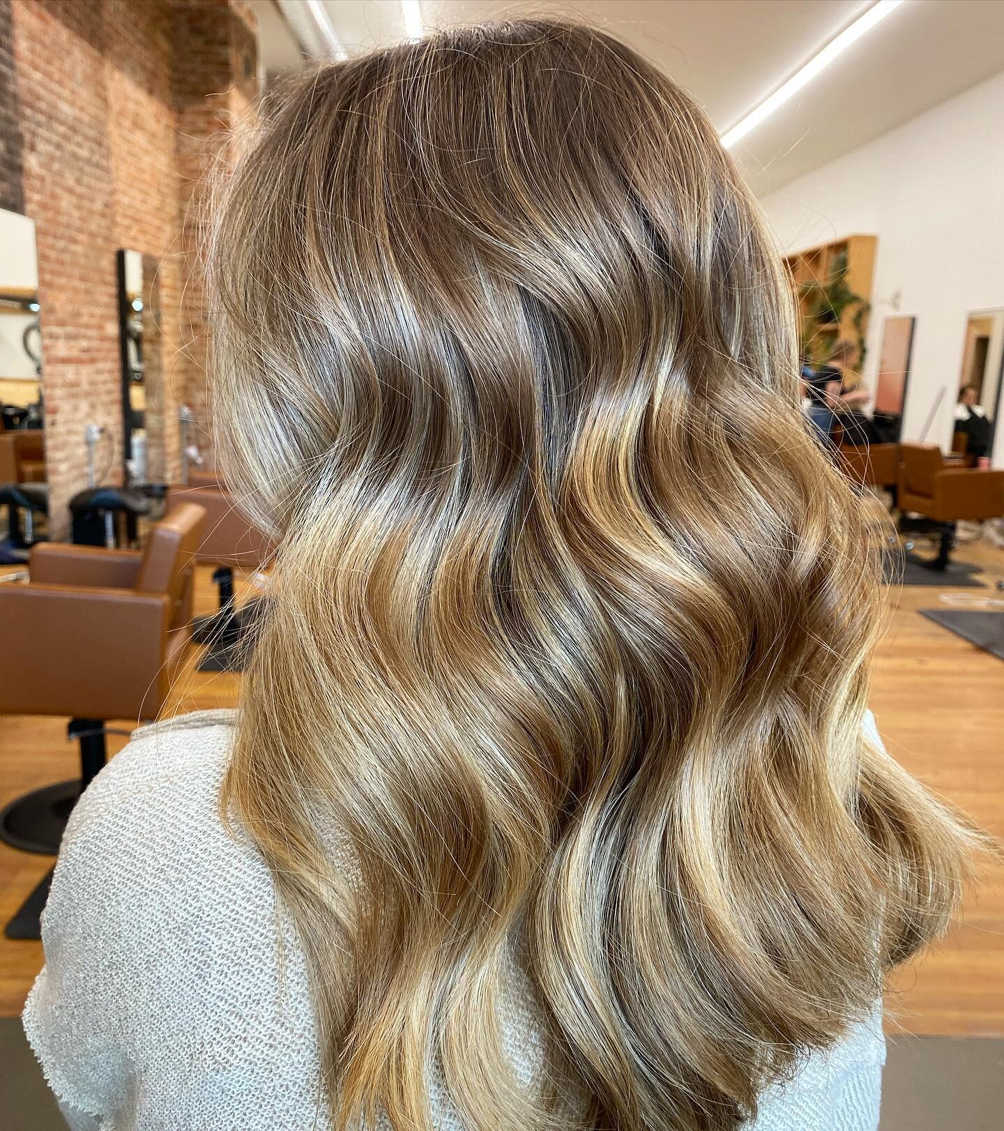 Reasons why a balayage would be a good fit for you:

&bull; You can easily only get your hair done 2 times a year (but don&rsquo;t forget those toning and trim appointments in between are always appreciated 😉)

&bull; Grow out is subtle and natural 
