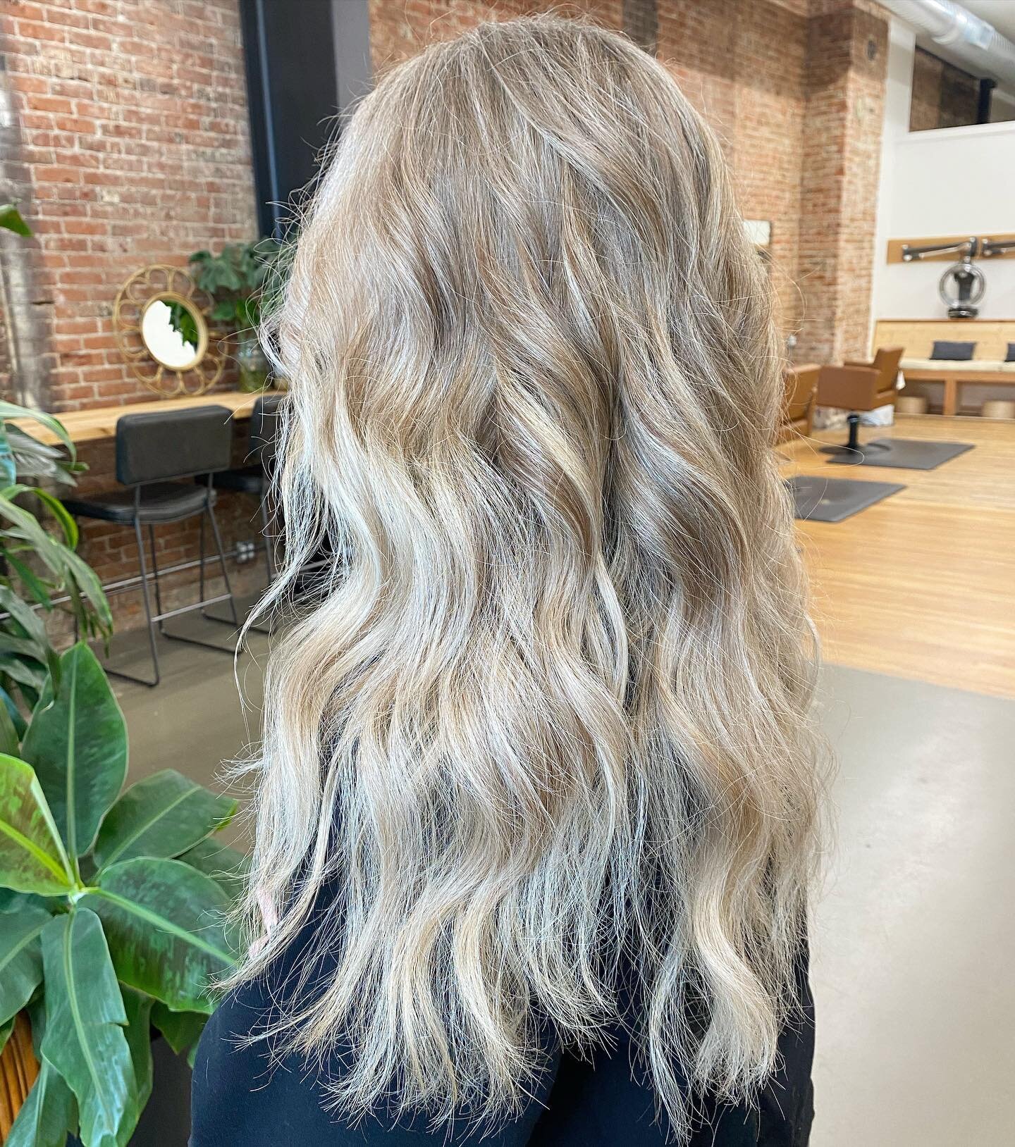 From months of grow out to a beautifully blended blonde 🤍

#pnwhair #pnwhairstylist #pnwhairsalon #washingtonhairstylist #washingtonstatehairstylist #washingtonhairsalon #seattlehairstylist #bellevuehairstylist #skagitcountyhairstylist #whatcomcount