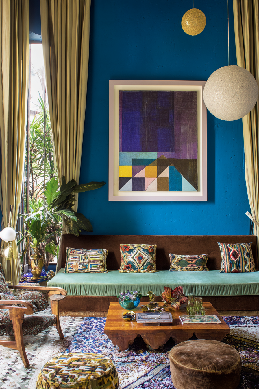 livingbrightinteriors_Stunning_interior_featuring_cobalt_blue_67c2cff1-bcf2-4fc9-a8f4-6ac7d65f9b94_2.png