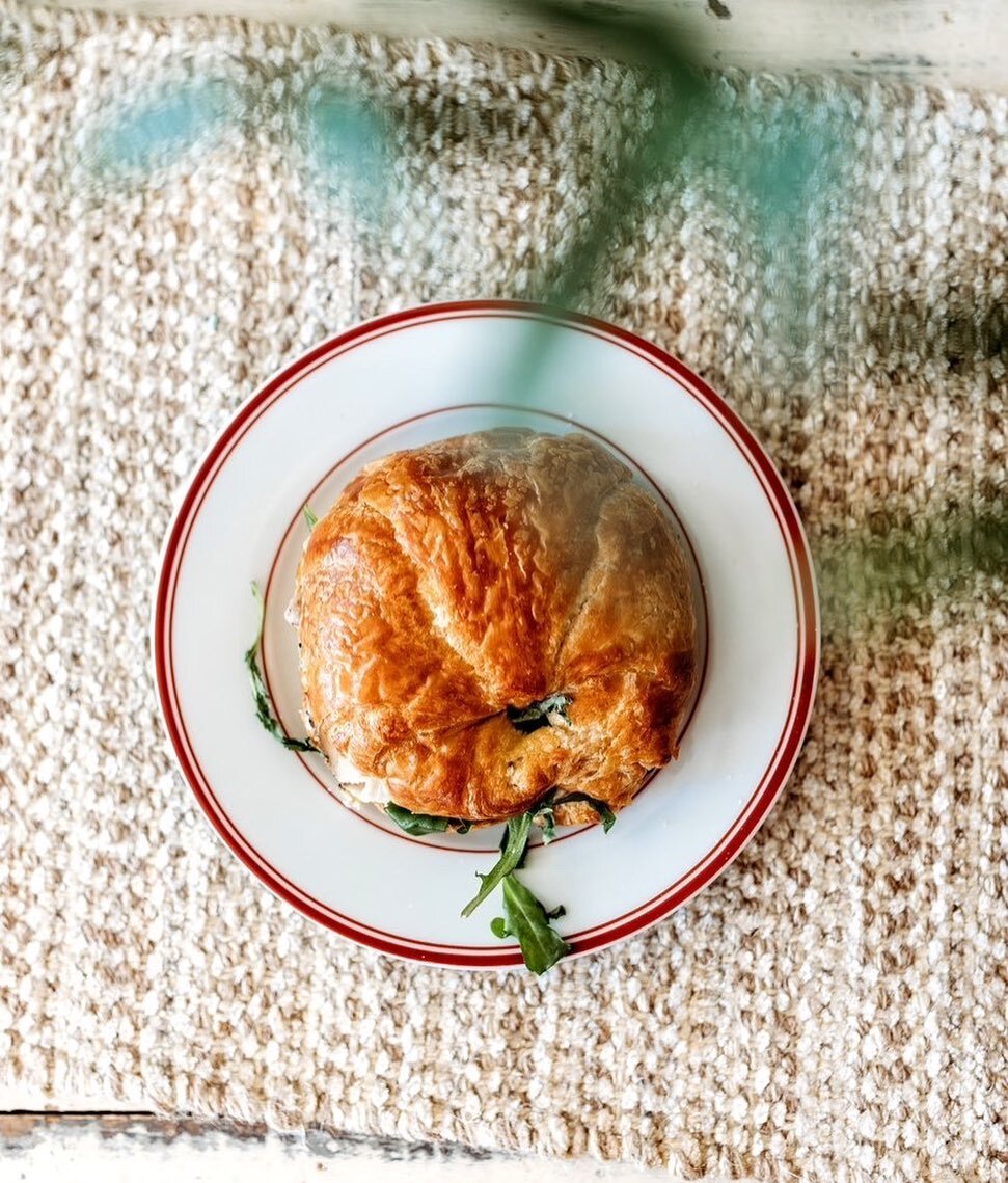 Cracked pepper turkey croissant sandwiches with cheddar, arugula &amp; basil aioli. 👌Come and get &lsquo;em!
📸@angelamiaphoto