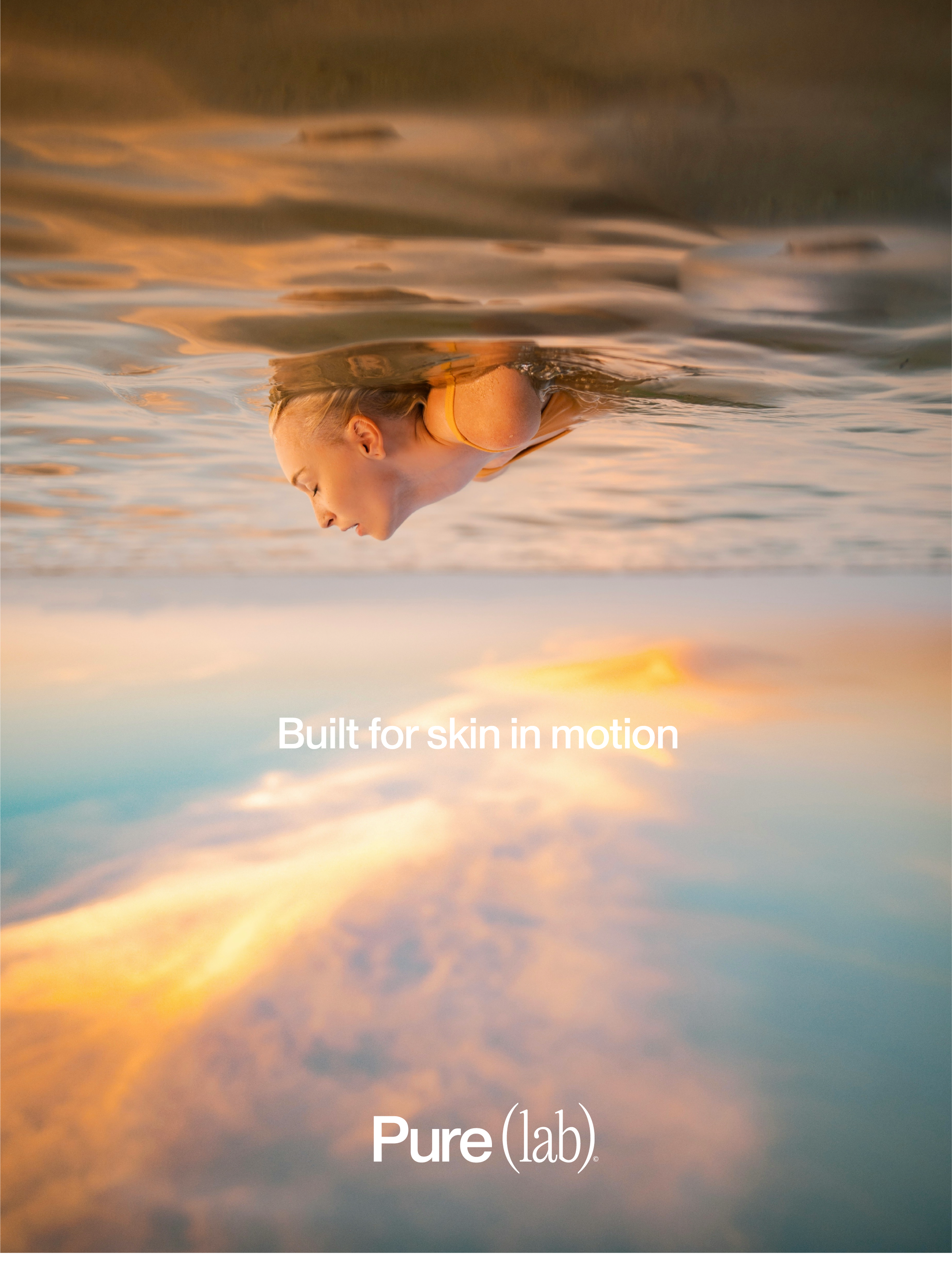 Ein Mädchen schwimmt im Wasser bei Sonnenuntergang, mit dem Text "Built for skin in motion" und "Pure lab".