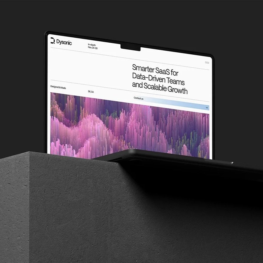 Bild eines Computerscreens, der eine Website mit dem Titel "Smarter SaaS for Data-Driven Teams and Scalable Growth" zeigt, auf einem schwarzen Hintergrund und einem grauen Block.