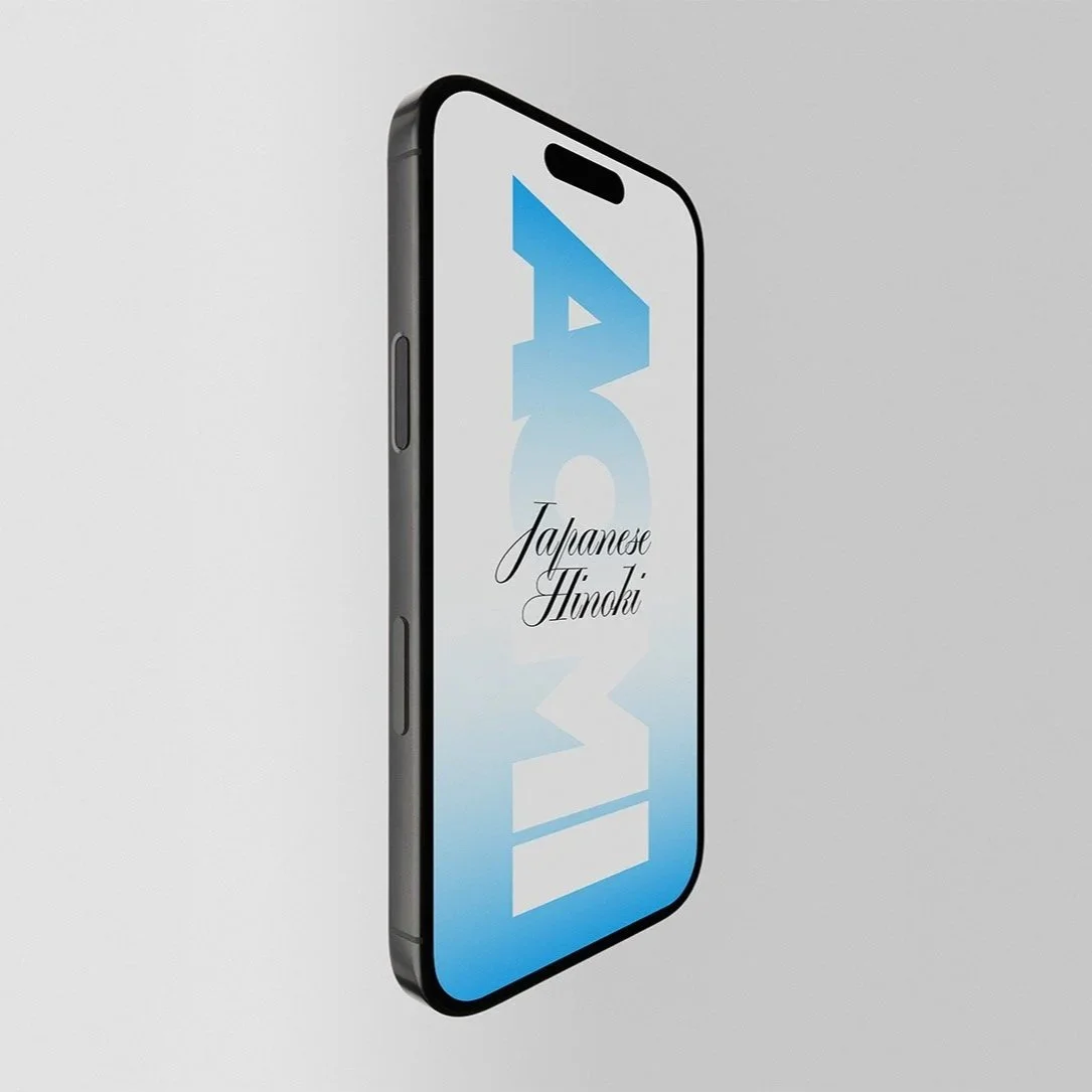Ein modernes Smartphone mit dem Text 'Japanese Hinoki' auf dem Bildschirm, vor einem zweifarbigen Hintergrund in Grau und Weiß.