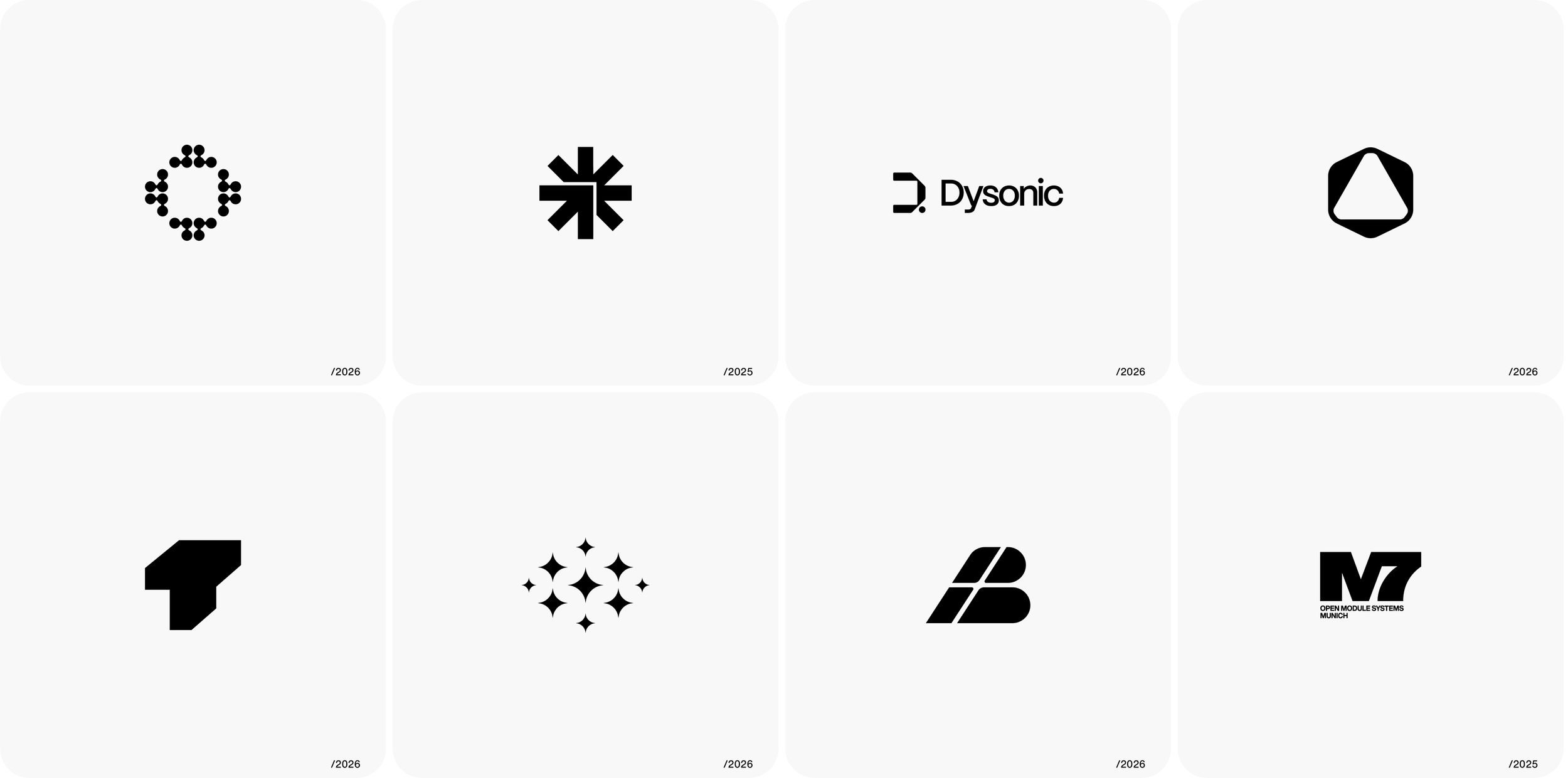 Eine Sammlung von Logos verschiedener Marken und Unternehmen, darunter Dysonic, Open Module Systems Munich, und andere, in Schwarz auf weißem Hintergrund.