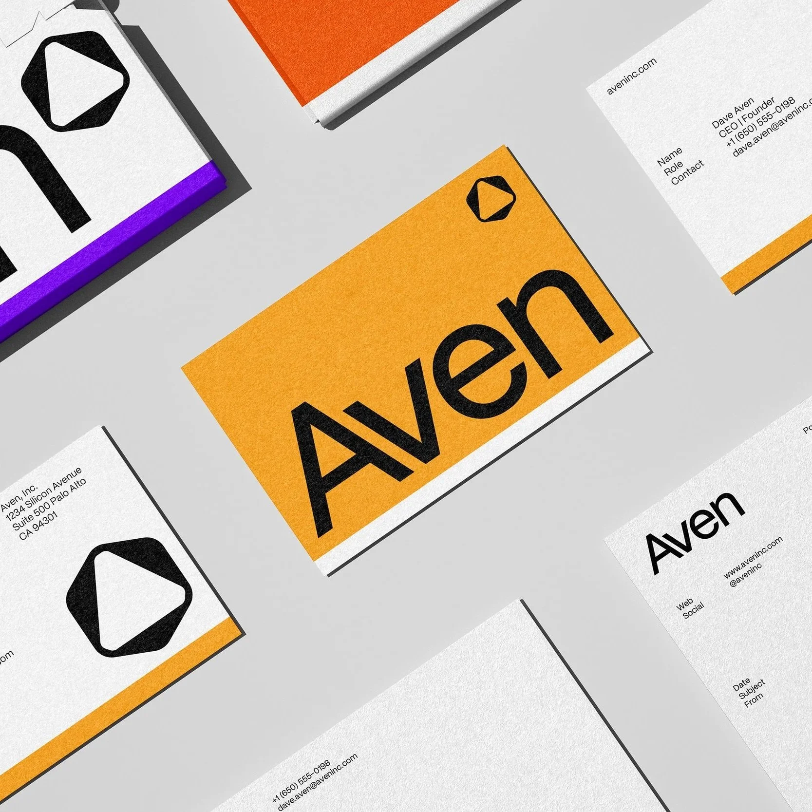 Mehrere Visitenkarten und Visitenkarten-Mockups mit Logo, Text und Kontaktinformationen, hauptsächlich in Schwarz, Weiß, Orange und Gelb.