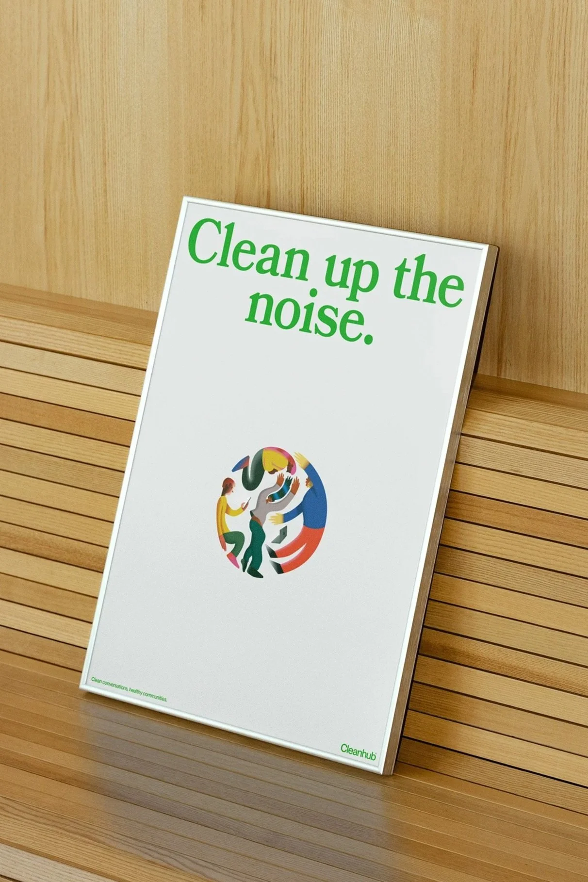 Ein Plakat mit der Aufschrift "Clean up the noise" in grüner Schrift vor einem Holzpanelen. Darunter ein buntes Logo mit mehreren stilisierten Menschen in Bewegung.