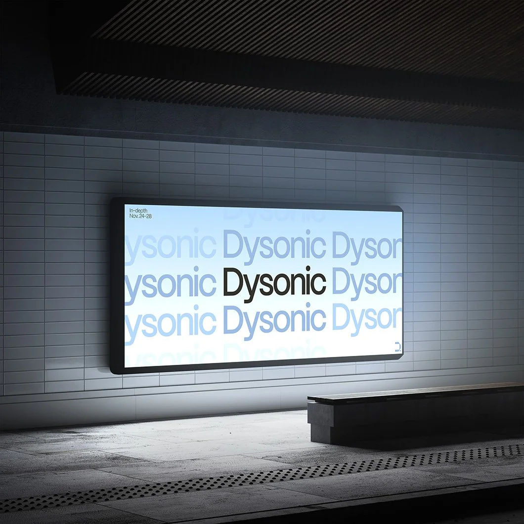 Werbetafel in einem Tunnel mit wiederholendem Text 'Dysonic' in verschiedenen Schattierungen und einer Hervorhebung des Wortes 'Dysonic' in Schwarz.