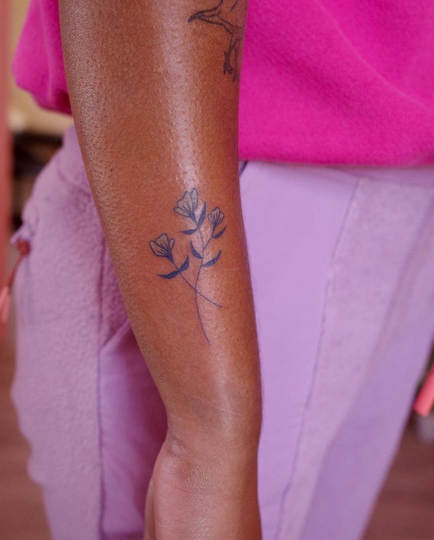 Some delicate little florals in this hand poked tattoo by @nattytoos!
-
Natalie also included her color tests, which are used to see how ink colors will settle in darker skin. Color tests are common, and kind.
.
Swipe for the fresh vs. healed color t