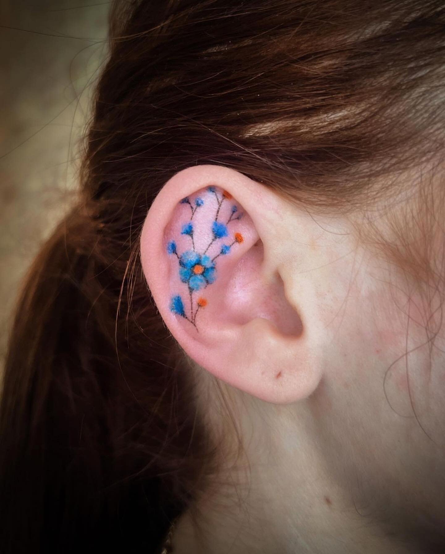 Anyone else creating hand poked ear tattoos? @melpzvc poked this colorful little floral arrangement!
.
.
.
.
#Machinefree #nomachinetattoo #handpokeartist #handpoked #handpokedtattoo #stickandpoketattoo #stickandpoke #sticknpoke #handpokeartists #nom