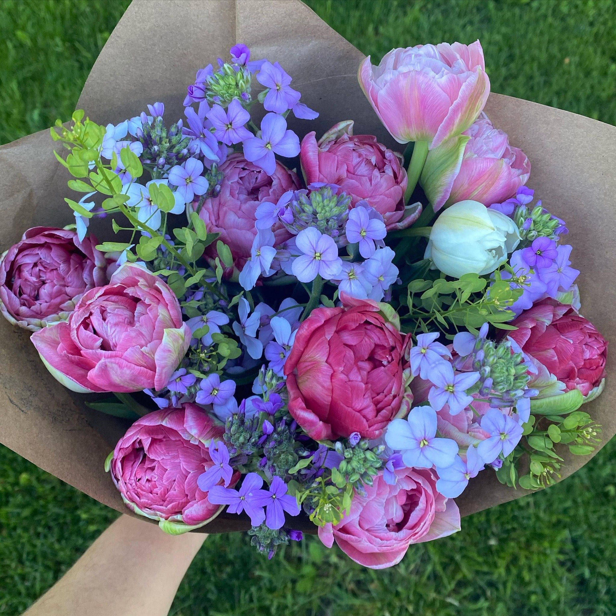💐💜 cheers to all the flower farmers for making it through Mother&rsquo;s Day weekend! It&rsquo;s worth the work, but it sure is a lot of work! 

#flowerfarm #flowerfarmer #flowerfarming #tulips #localflowers #localblooms #seasonalflowers #springflo