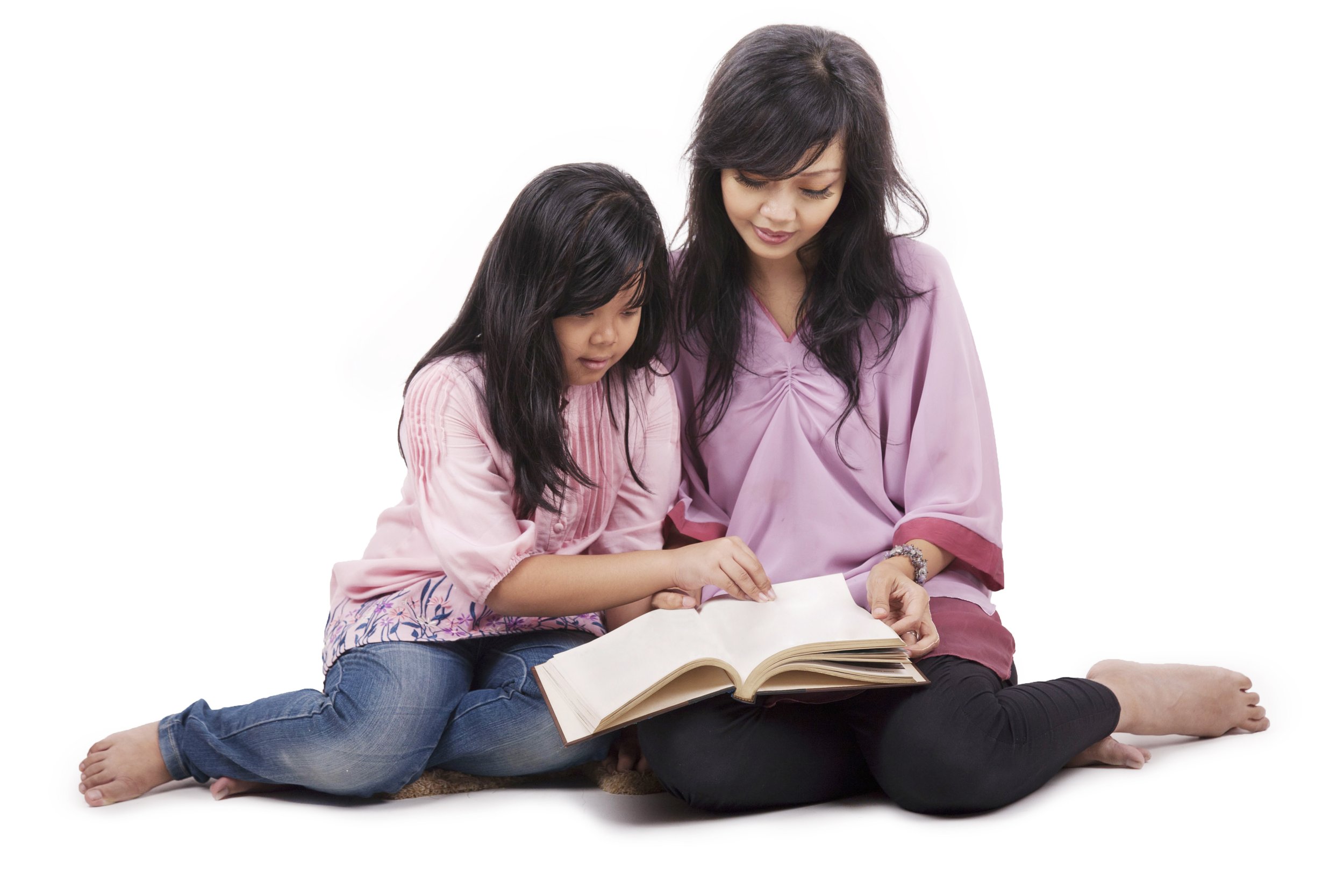 Бывшие его дочь читать полностью. Фотосессия мама читает дочке. Книга про маму и дочку. Мама с дочкой читают книгу. Мать и девочка подросток читают.