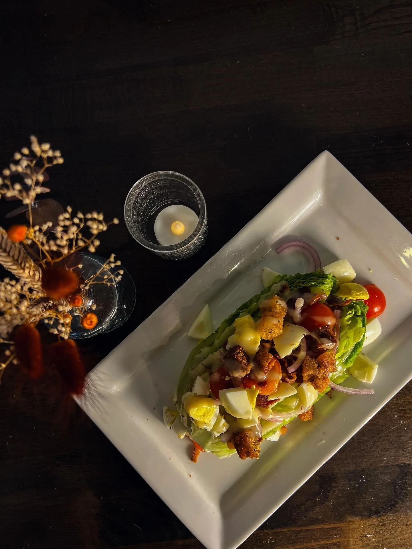 Weekend Specials 🍂

cobb salad
gluten free, nut free
apple cider vinaigrette, romaine, cherry tomatoes, bacon, red onion, boiled egg, croutons

crab cakes
gluten free, nut free
two old bay style lump crab cakes served with a cajun hollandaise and an