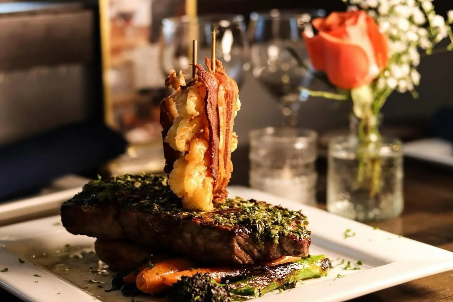 Spent the week on the beach so Chef Hugo is bringing his famous Steak on the Beach to the kitchen for a weekend special 🌴🎉

SURF &amp; TURF
GLUTEN FREE
10+ oz dry aged certified angus ny strip topped with bacon wrapped shrimp &amp; served with fing