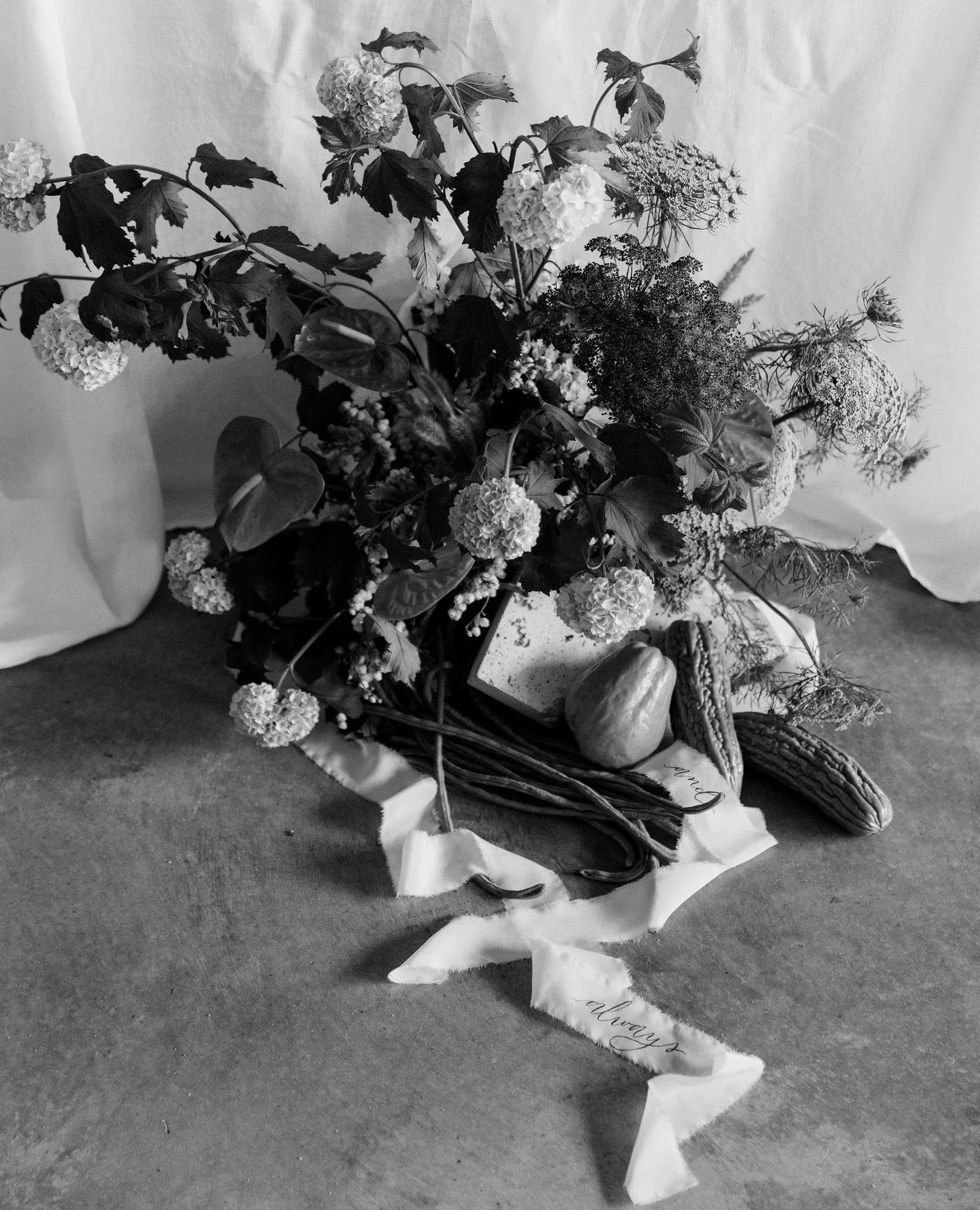 WILD ELEGANCE⁠
That&rsquo;s the phrase defining modern &amp; romantic weddings right now.⁠
⁠
It&rsquo;s not about everything being perfect.⁠
⁠
It&rsquo;s about *intentional looseness*⁠
Flowers that look like they&rsquo;ve grown into the space rather 