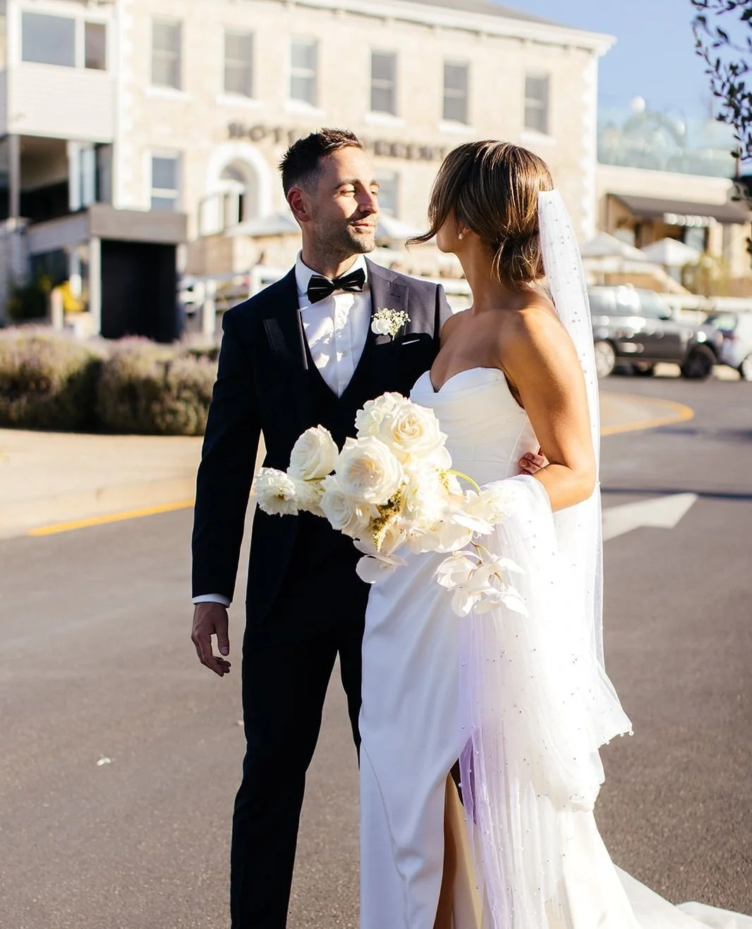 Modern doesn&rsquo;t mean minimal ✨️⁠
⁠
For 2026, modern floristry means balance;⁠
sculptural shapes paired with softness,⁠
depth paired with restraint. ⁠
⁠
It&rsquo;s about how it FEELS, not how much you have. ⁠
⁠
Modern romance, in full bloom.⁠
⁠
⁠