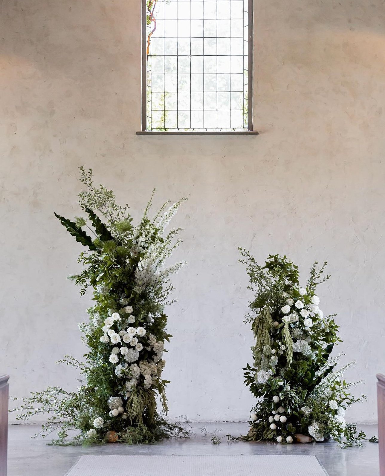 There&rsquo;s something about the chapel at Stones that makes you whisper ✨️⁠
⁠
The light falls soft and steady,⁠
the walls hold silence like a secret,⁠
and every stem feels amplified in that calm.⁠
⁠
We built these two sculptural Flower Towers to gr