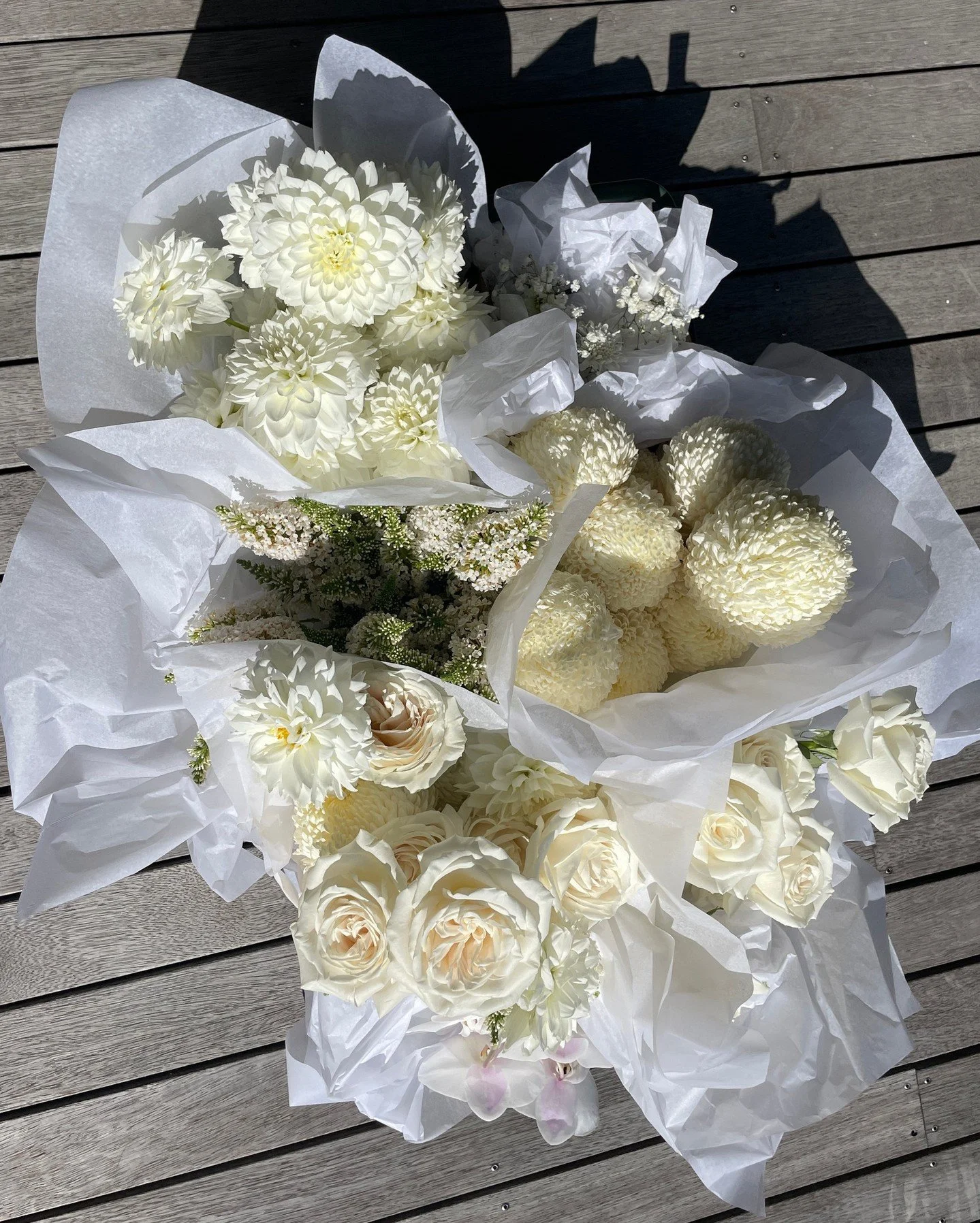 White on white - never simple, always intentional 🤍🍦⁠
⁠
These bouquets were designed for a coastal wedding at The Baths Sorrento, on the Mornington Peninsula, where the light hits everything with that soft, salt-washed glow. ⁠
⁠
Layering ivory rose