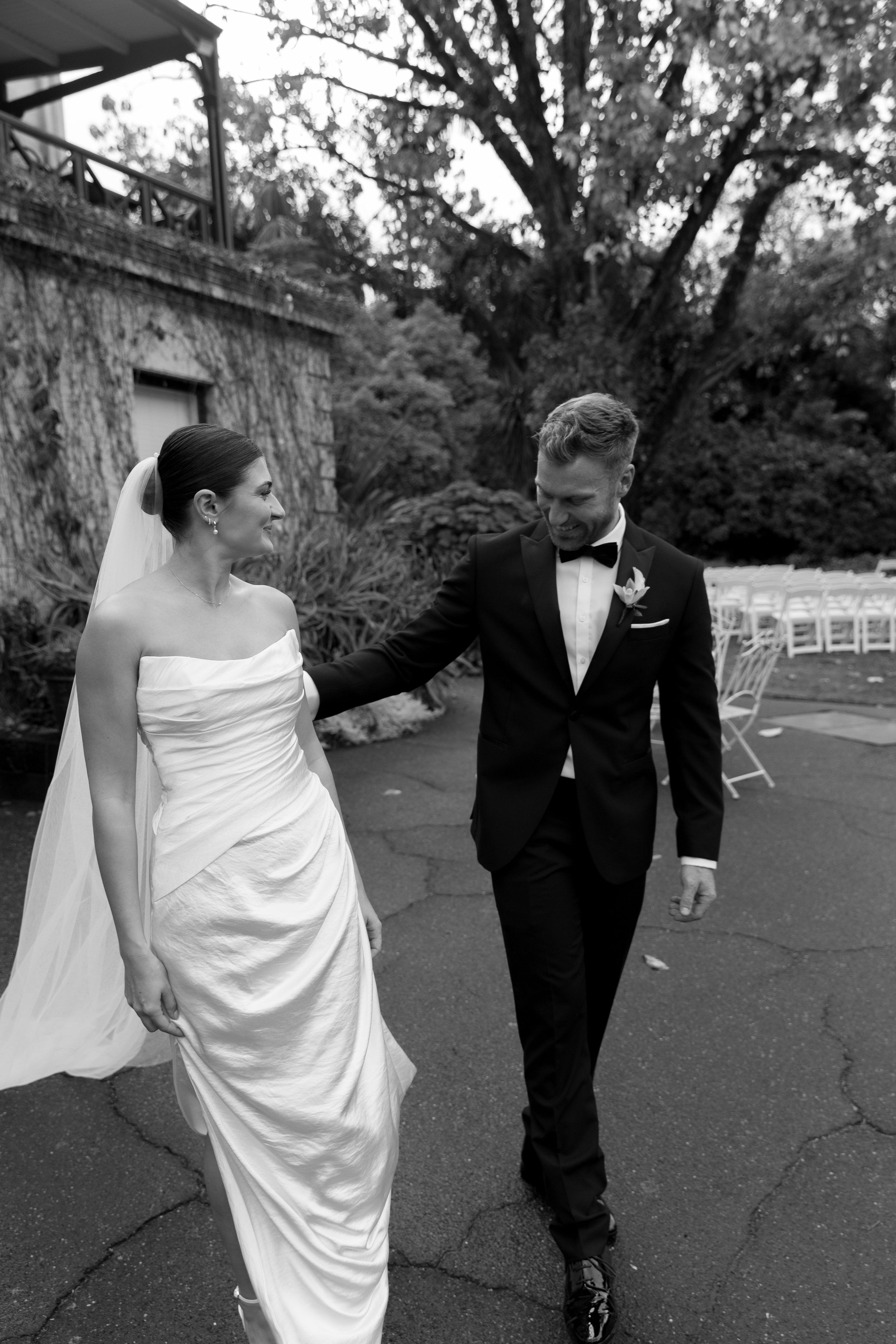 Black and white image of a bride and groom in the Royal Botanic Gardens
