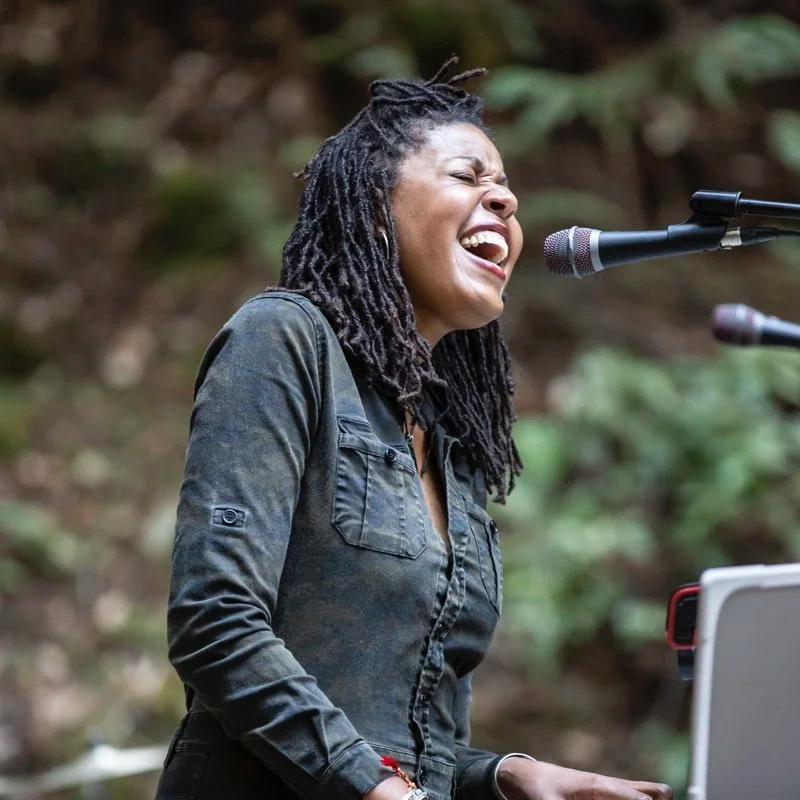 Friday Afternoon Music Mix: Eki Shola