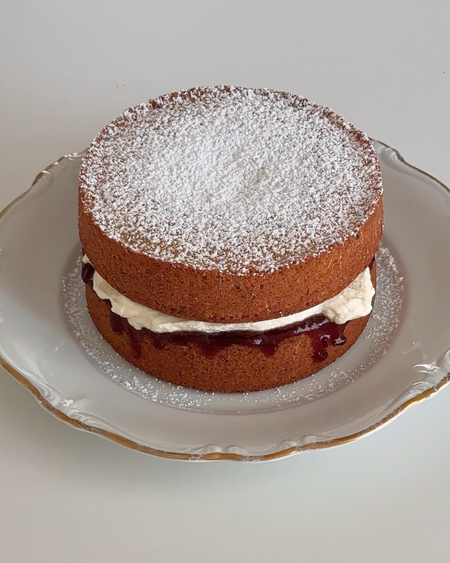 strawberry earl grey victoria sponge cake 🍓

the strawberry, plum &amp; rosehip jam was meant to be made into a victoria sponge cake. i made two layers of a simple earl grey sponge cake and layered them with strawberry jam &amp; whipped cream 

#str