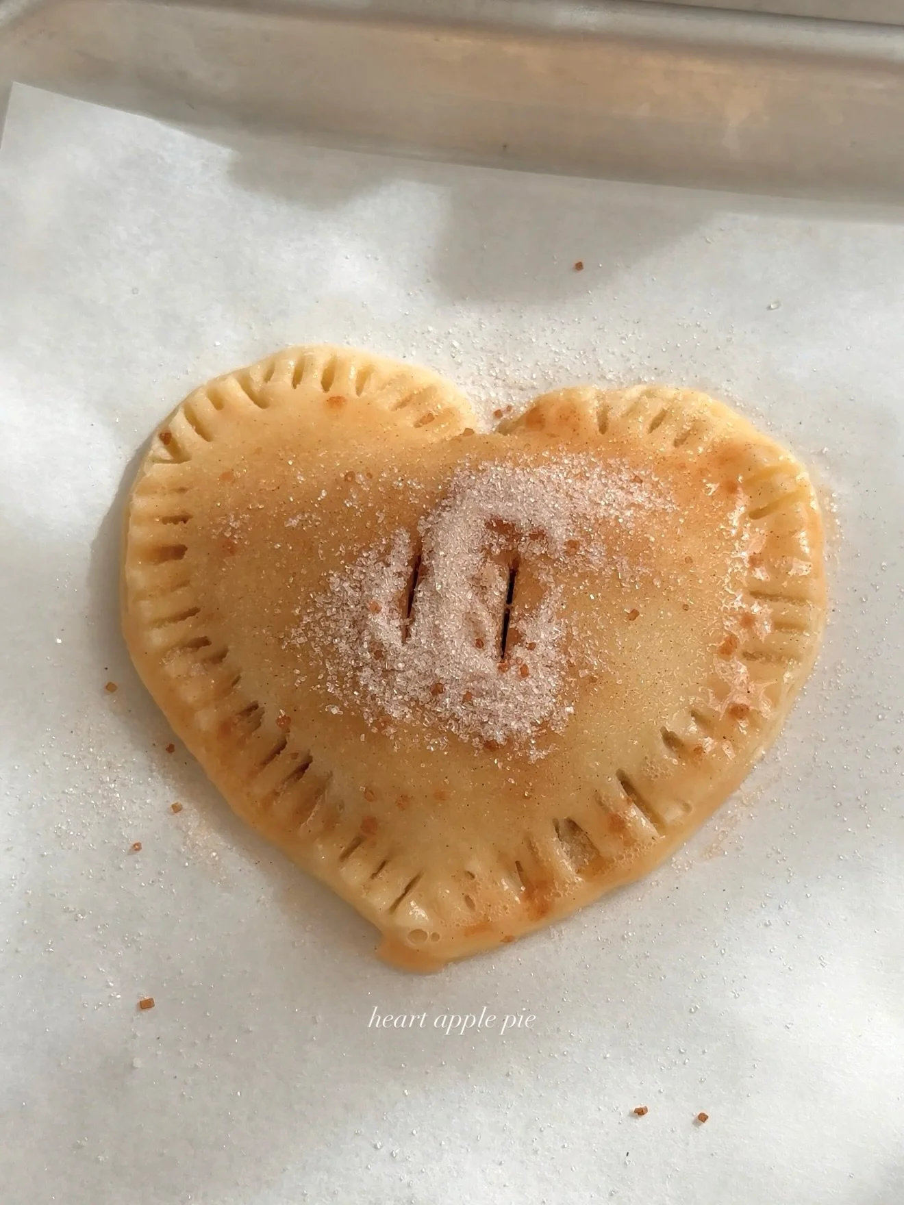 heart apple pies 🍏

#applepie #fall #autumn #baking #homebaking #애플파이 #가을 #베이킹 #홈베이킹