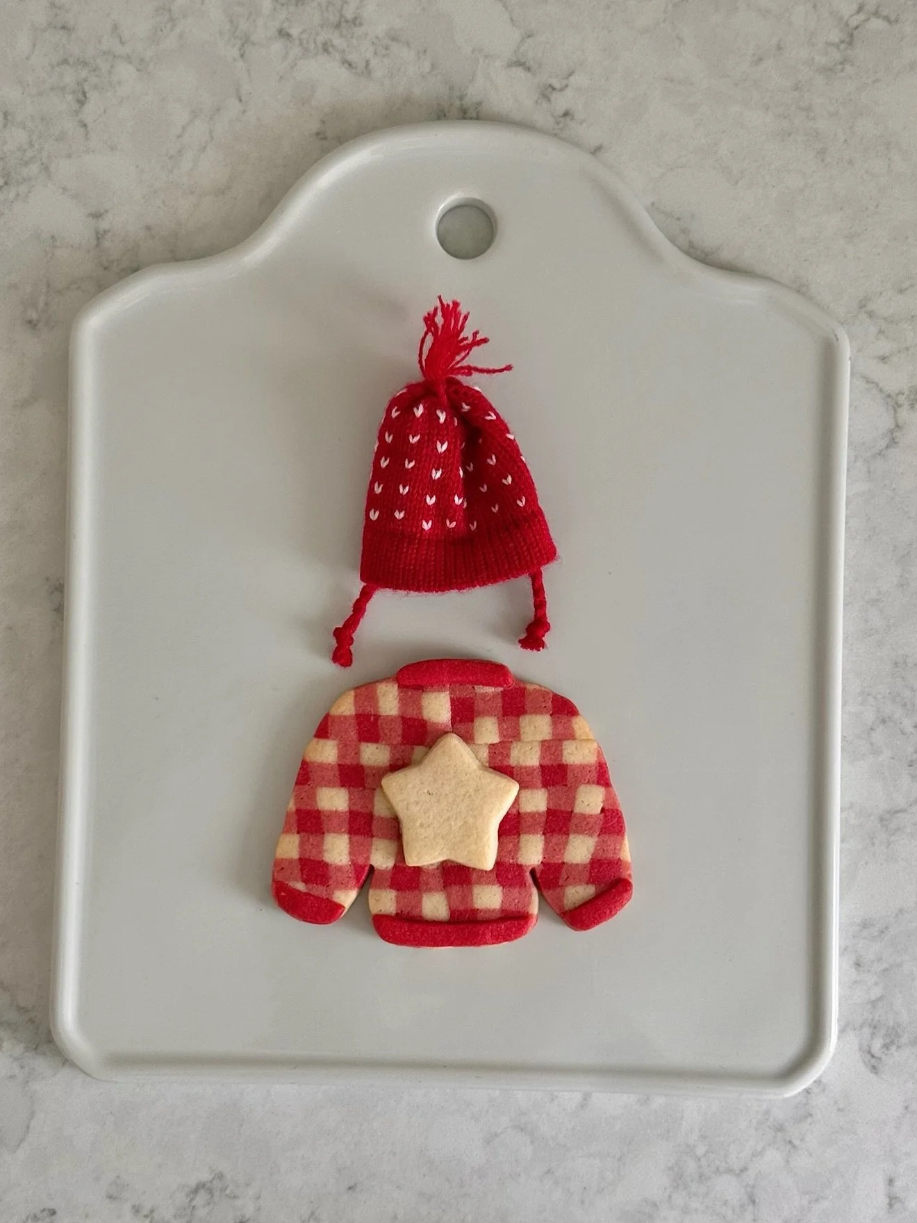 it's holiday baking season 💫

🤎 christmas sweater cookies, cozy gingerbread cookie puff pastry, peppermint oreos, candy cane cookies, snowman cake, gingerbread person sticky toffee pudding, etc. 

#holiday #christmas #baking #homebaking #크리스마스 #베이킹